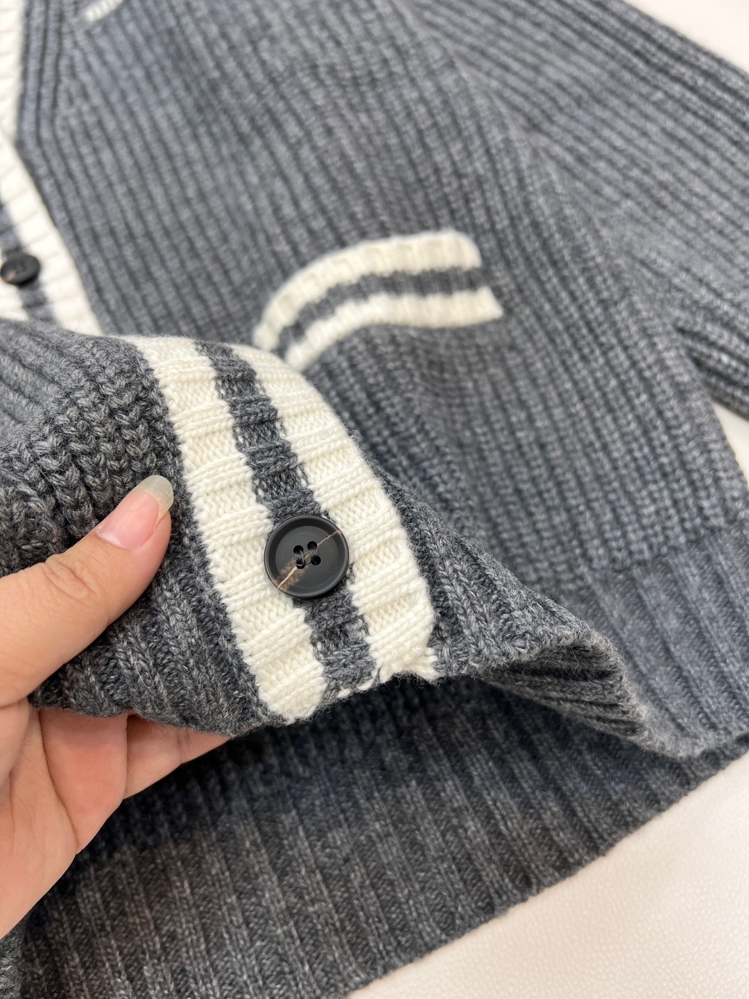 🆕 MIUMIU 撞色边钩花字母羊毛针织开衫定制YB羊毛纱线织造 柔软舒适 洋气显瘦 V领针织开衫剪裁 