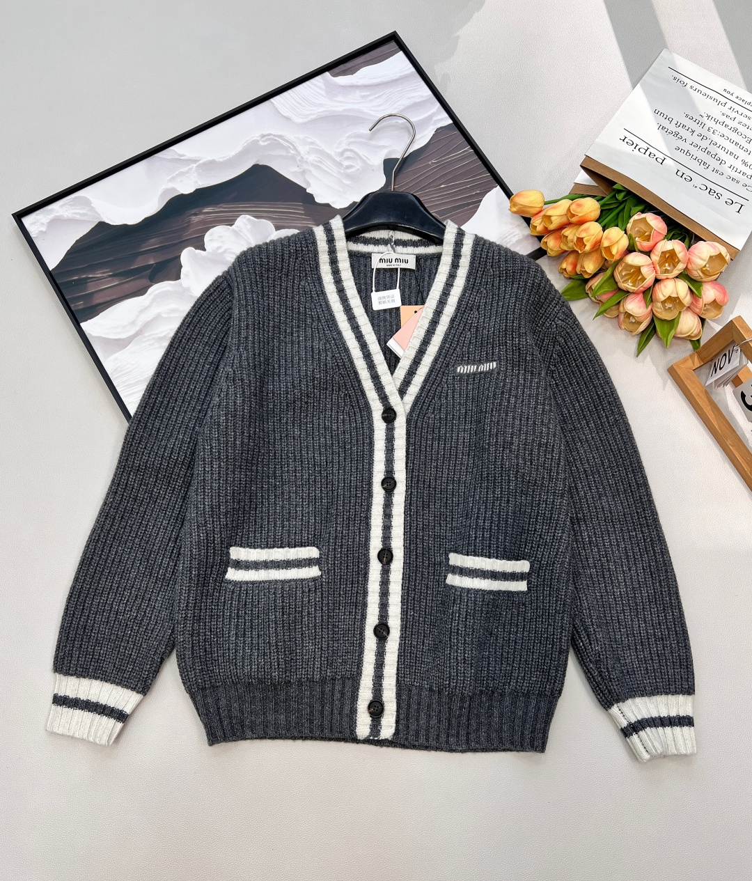 NO:709456,MIUMIU Contrasting edge crocheted letter wool knitted cardigan. Customized YB wool yarn weaving. Soft and comfortable, stylish and slim. V-neck knitted cardigan cut. The collar and cuffs are decorated with hemming stripes. It is matched with classic gray and white color. It is exquisite and eye-catching. The crocheted letter decoration on the chest shows the academic style that Miu is best at. The gray color adds a gentle Korean literary atmosphere. Perfect for layering in autumn and winter. An essential cardigan item for early autumn.  I like this kind of loose sweater. The looser it is, the looser it looks!  Three standards are complete, large quantities are shipped, size smlxl, code M, miumiu, sweaters,19860909MIUMIU 撞色边钩花字母羊毛针织开衫 定制YB羊毛纱线织造 柔软舒适 洋气显瘦 V领针织开衫剪裁 领口袖口饰以包边条纹 搭配经典灰白配色 精致亮眼感拉满 胸前钩花字母装饰 展现miu最拿手的气质学院风格 灰色增添韩式温柔文艺气息 秋冬内搭叠穿都完美 初秋穿搭必不可少的开衫单品 喜欢这种宽松松的毛衣越宽松才显得松弛好看！三标齐全,大货出 尺码smlxl 编码M,,miumiu,sweaters,,Women's clothing