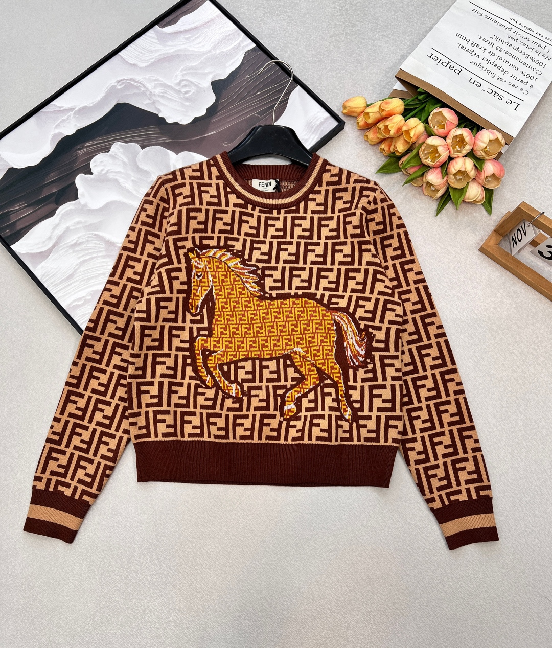 NO:709452,Fendi classic series.. FF Horse Jacquard Knitted Long Sleeve I love this one so much. It’s super classy!  It may feel a bit old-fashioned before you wear it. The upper body is guaranteed to be made of imported ultra-fine woven fabrics for large real fragrances. The spacing and three-dimensionality of each logo remain exactly the same as the original. The jacquard at the hem is the finishing touch. The upper body is fashionable and does not need to be unnecessary. Invincible and versatile. One piece for everyone, complete with three standards, shipped in large quantities. Size sml code F,, fendi,19860909Fendi 经典系列..FF骏马提花针织长袖超爱的这款 超级有气质！没穿之前可能感觉有点老气一上身保证大型真香现场采用进口超细机织作 每个Logo的间距 立体感都保持和原版一模一样..下摆提花可谓点睛之笔 上身时髦的不要不要的 无敌百搭款 人手一件哦,三标齐全,大货出 尺码sml 编码F,,fendi,,Women's clothing