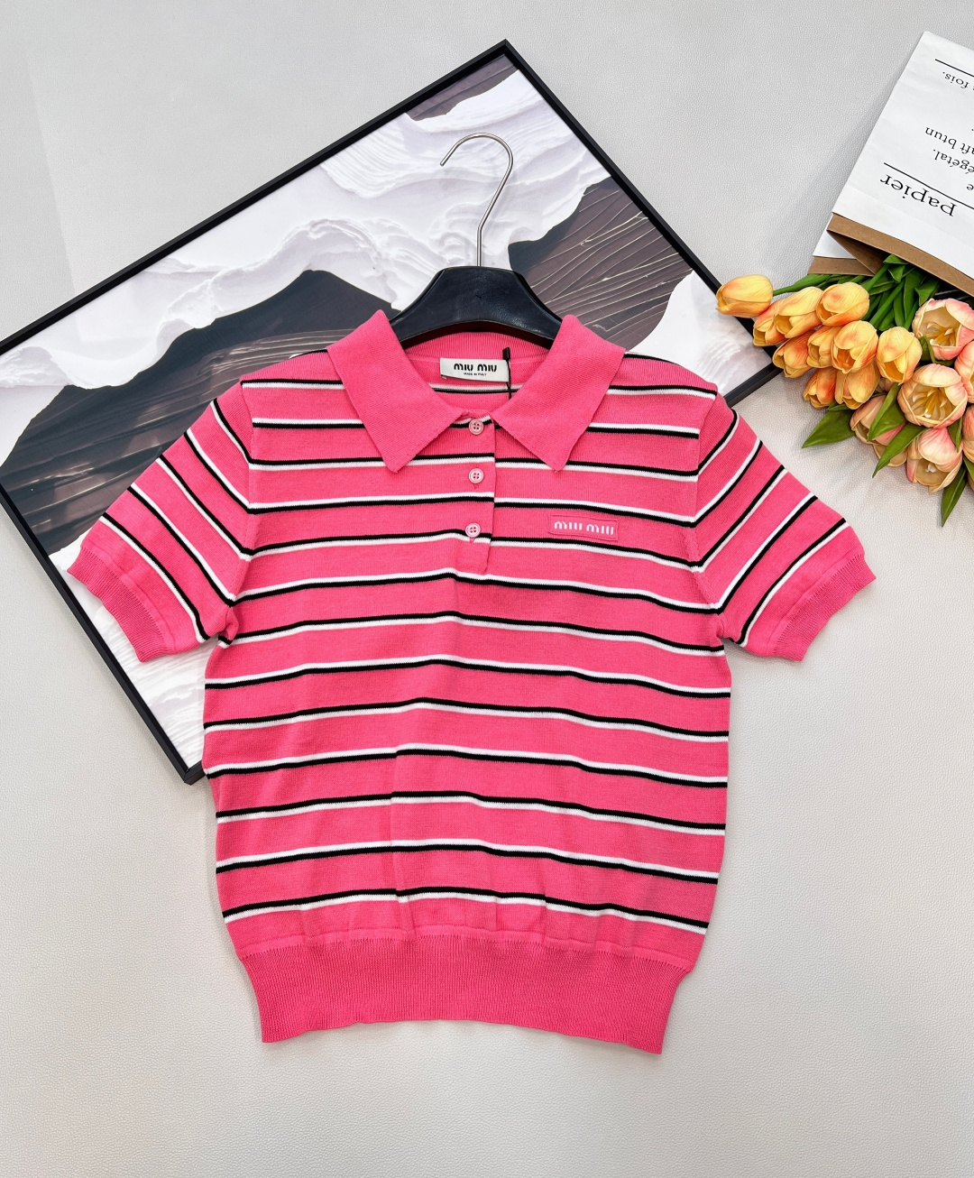 NO:709450,MIUMIU letter stripe lapel short-sleeved sweater. A poetic wandering of summer textures. 'There is a whole summer's breath hidden in the silk strands.' It has a white, retro and high-class casual feel. The texture of knitted cotton is soft and comfortable. The color scheme is also super cute. Navy and green stripes are mixed with white pinstripes. It doesn't have the business sense of a regular polo shirt, and the style is more fashionable and casual.  The contrasting stripes are a canvas that never fades. The half-open placket slightly exposes the clavicle line, and the letter patch badge is decorated with low-saturated brushstrokes. Like an artist's intentionally left blank signature, it is low-key but conceals recognition - fashion never needs to be announced. The micro silhouette is lazy but neat, and the rhythm of the stripes rises and falls with the shape when you raise your hands and feet, which is a dynamic aesthetic in static clothing. Complete with three standards, large shipments. Size sml code M,, miumiu, T-shirt,19860909MIUMIU 字母条纹翻领针织衫短袖 夏日肌理的诗意漫游 「丝缕间藏着一整个夏天的呼吸」 有种显白复古的美高休闲感 针织棉的质感 柔软且舒适 配色也超爱,藏青和绿色条纹夹杂着白色细条纹 没有常规polo衫的商务感,造型更时髦休闲. 撞色条纹是永不褪色的画布,半开式衣襟微露锁骨线条,字母贴布徽章以低饱和笔触点睛.像艺术家故意留白的签名,低调却暗藏辨识度——时髦从不需要声张.  微廓形慵懒却利落,抬手投足间,条纹的韵律随身形起伏,是静态衣物里动态的美学. 三标齐全,大货出 尺码sml 编码M,,miumiu,T-shirt,,Women's clothing