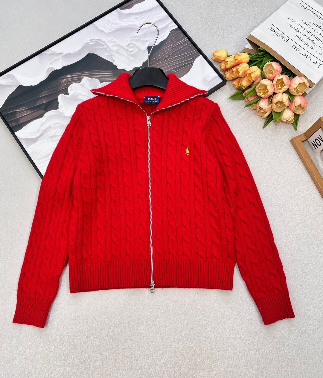 NO:709446,Ralph Lauren’s new gold label Year of the Horse New Year style ~ double zipper embroidered cardigan, cable zipper sweater!  The off-white color of the milk fufu is so gentle, the cable texture is full of texture, and the large lapel can also modify the shoulder and neck lines. The zipper design is very easy to put on and take off, and it looks good when worn alone. Paired with jeans, it is a lazy and casual American retro style, which directly fills the autumn and winter atmosphere ~ The material is soft and waxy and does not pierce the skin, and the version also hides the flesh. Two colors are available ~ red is festive and white, three standards are complete, and two colors are outstanding. Size sml  coding,,loro piana,jeans,sweaters,19860909Ralph Lauren新款金标马年新春款～双拉链刺绣开衫,绞花拉链毛衣！奶fufu的米白色太温柔了,绞花纹理质感拉满,大翻领还能修饰肩颈线条 拉链设计穿脱超方便,单穿内搭都好看,搭牛仔裤就是慵懒随性的美式复古风,秋冬氛围感直接拉满～ 材质软软糯糯的不扎皮肤,版型也很藏肉 两色可选～红色喜庆又显白,三标齐全,两色出 尺码sml 编码,,loro piana,jeans,sweaters,,Women's clothing