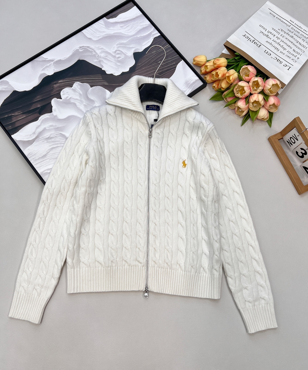 NO:709440,Ralph Lauren’s new gold label Year of the Horse New Year style ~ double zipper embroidered cardigan, cable zipper sweater!  The off-white color of the milk fufu is so gentle, the cable texture is full of texture, and the large lapel can also modify the shoulder and neck lines. The zipper design is very easy to put on and take off, and it looks good when worn alone. Paired with jeans, it is a lazy and casual American retro style, which directly fills the autumn and winter atmosphere ~ The material is soft and waxy and does not pierce the skin, and the version also hides the flesh. Two colors are available ~ red is festive and white, three standards are complete, and two colors are outstanding. Size sml  Coding R,,loro piana,jeans,sweaters,19860909Ralph Lauren新款金标马年新春款～双拉链刺绣开衫,绞花拉链毛衣！奶fufu的米白色太温柔了,绞花纹理质感拉满,大翻领还能修饰肩颈线条 拉链设计穿脱超方便,单穿内搭都好看,搭牛仔裤就是慵懒随性的美式复古风,秋冬氛围感直接拉满～ 材质软软糯糯的不扎皮肤,版型也很藏肉 两色可选～红色喜庆又显白,三标齐全,两色出 尺码sml 编码R,,loro piana,jeans,sweaters,,Women's clothing