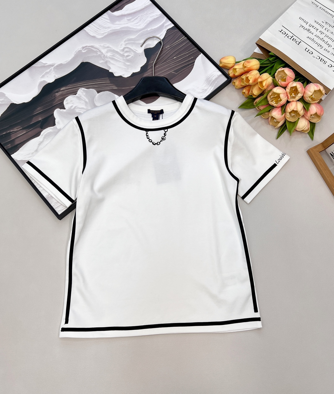 NO:709422,LOUIS VUITTON chain print contrasting edge short-sleeved T-shirt. Chain style classic, blooming in the summer. When simplicity meets metal chain, LV reinvents street elegance with ingenuity. The tailored short-sleeved silhouette outlines a modern aura. The details, chain printing, reveal a sense of high-end in a low-key manner, suitable for matching with trousers or jackets of various styles. The contrasting edge design adds highlights to the overall look, breaks the monotony, and is more layered. Three standards are complete, and large quantities are shipped. Size sml  coding,,louis vuitton,louis vuitton,jackets & coats,T-shirt,tees,t-shirt,19860909LOUIS VUITTON 链条印花撞色边短袖T恤 链动经典,花耀盛夏 当简约邂逅金属链条,lv以匠心重塑街头优雅.精裁短袖廓形勾勒摩登气场.  细节处,链条印花,低调中透露出高级感,适合搭配各种风格的裤装或外套.  撞色包边设计为整体造型增添亮点,打破单调,更具层次感,三标齐全,大货出 尺码sml 编码,,louis vuitton,louis vuitton,jackets & coats,T-shirt,tees，t-shirt,,Women's clothing