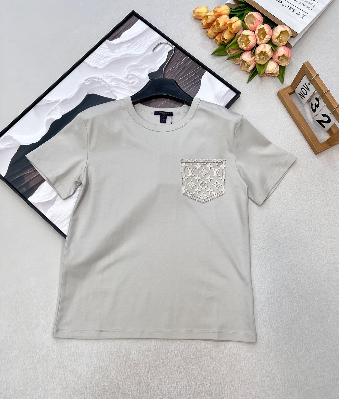 NO:709445,Louis  vuitton202 new pocket presbyopia print short-sleeved T-shirt, made of 100% cotton, breathable and comfortable, full of texture, regular T-shirt cut, soft and waxy milky white tone, gentle and versatile, chest presbyopia patch pocket design hides ingenuity, low-key dark pattern old  The flowers fully show the brand's texture. The high-count cotton fabric is soft and skin-friendly, and the basic round-neck version is not flattering on the body shape. It is refreshing and neat when worn alone. It can also easily unlock the sense of layering when paired with a suit or denim jacket. You can rely on it to create a simple and high-end sense for daily outings. It has three complete standards and is available in large quantities.  Size sml code L,,louis vuitton,jackets & coats,T-shirt,tees,t-shirt,business suit,19860909Louis vuitton202新款口袋老花印花短袖T恤,全棉材质,透气舒适,质感十足,常规T恤裁剪,软糯的奶白色调温柔又百搭,胸口老花贴袋设计暗藏巧思,低调的暗纹老花尽显品牌质感.高支棉面料软弹亲肤,基础圆领版型不挑身形,单穿清爽利落,搭西装、牛仔外套也能轻松解锁层次感,日常出街的简约高级感就靠它拿捏,三标齐全,大货出 尺码sml 编码L,,louis vuitton,jackets & coats,T-shirt,tees，t-shirt,business suit,,Women's clothing