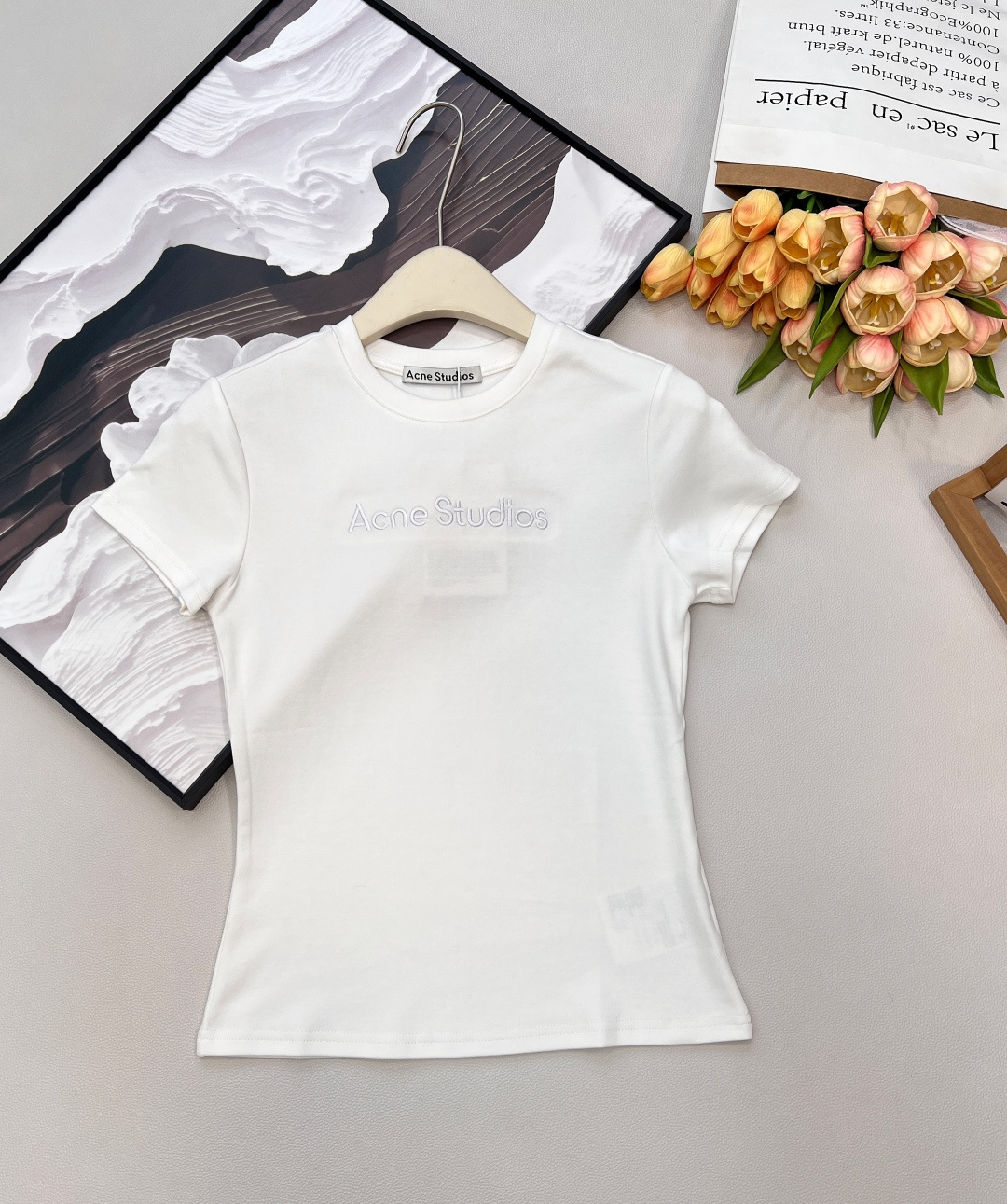 NO:709439,AcneStudios26 new spring and summer AC letter embroidery waist elastic small version women's short-sleeved T-shirt. The elastic fabric has a waist waist and a right-shoulder version. The upper body looks like a piece of paper. There is room below the waist, which can cover the belly fat. The waist is slimming and the effect is great. The length is just right, and you can wear long legs without exposing the belly button!  The same color letter embroidery on the chest adds a sense of design and three-dimensionality, highlighting the charm of the brand. It is low-key and eye-catching, versatile and timeless, and a great value!  Complete three standards, two colors, size sml code,acne studios,dior,T-shirt,tees,t-shirt,19860909AcneStudios26春夏新款AC字母刺绣收腰弹力小版型女士短袖T恤 弹力面料收腰正肩版型,上身纸片人既视感,腰下方有余量,可以遮肚子肉肉,收腰显瘦效果很绝,长度恰到好处,不露肚脐也能穿出大长腿！ 胸前同色字母刺绣,增添设计感和立体感 凸显品牌魅力,低调耐看,百搭不过时,超值入手！三标齐全,两色出 尺码sml 编码,,acne studios,dior,T-shirt,tees，t-shirt,,Women's clothing