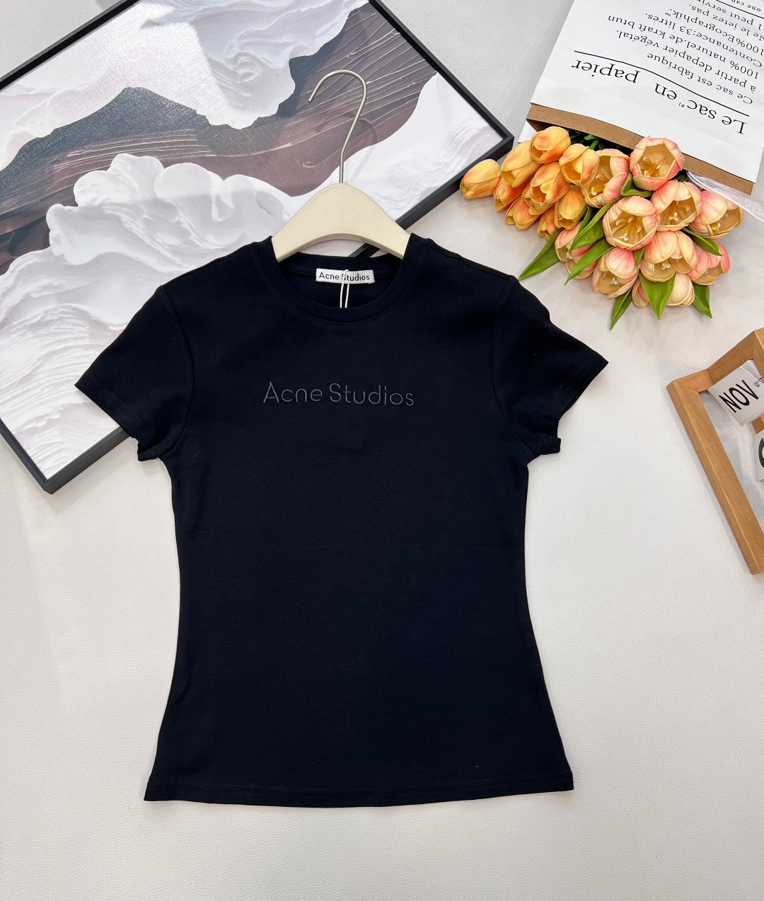 NO:709436,AcneStudios26 new spring and summer AC letter embroidery waist elastic small version women's short-sleeved T-shirt. The elastic fabric has a waist waist and a right-shoulder version. The upper body looks like a piece of paper. There is room below the waist, which can cover the belly fat. The waist is slimming and the effect is great. The length is just right, and you can wear long legs without exposing the belly button!  The same color letter embroidery on the chest adds a sense of design and three-dimensionality, highlighting the charm of the brand. It is low-key and eye-catching, versatile and timeless, and a great value!  Complete three standards, two colors, size sml code A,,acne studios,dior,T-shirt,tees,t-shirt,19860909AcneStudios26春夏新款AC字母刺绣收腰弹力小版型女士短袖T恤 弹力面料收腰正肩版型,上身纸片人既视感,腰下方有余量,可以遮肚子肉肉,收腰显瘦效果很绝,长度恰到好处,不露肚脐也能穿出大长腿！ 胸前同色字母刺绣,增添设计感和立体感 凸显品牌魅力,低调耐看,百搭不过时,超值入手！三标齐全,两色出 尺码sml 编码A,,acne studios,dior,T-shirt,tees，t-shirt,,Women's clothing