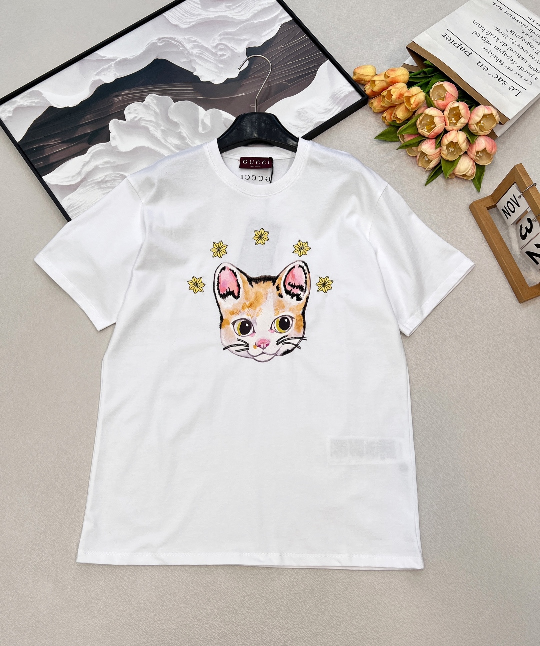 NO:709424,Gucci26Ss early spring new cat print loose short-sleeved T-shirt丨exclusively developed by yb!  Top quality production!  The cute cat print is paired with golden star embroidery to break the monotony of simple T-shirts. Soft cotton fabrics are selected to create a comfortable wearing experience. The loose short-sleeved version is not flattering on the body shape, easily unlocking a sweet and cool early spring casual look. Complete with three standards, large quantities are shipped. Size sml code G,, gucci, T-shirt, tees, t-shirt,19860909Gucci26Ss早春新款猫咪印花宽松短袖T恤丨独家yb开发！顶级高版出品！萌趣猫咪印花搭配金色星星刺绣,打破简约T恤的单调感,甄选柔软棉质面料打造舒适穿着体验,宽松短袖版型不挑身形,轻松解锁甜酷兼具的早春休闲造型.三标齐全,大货出 尺码sml 编码G,,gucci,T-shirt,tees，t-shirt,,Women's clothing
