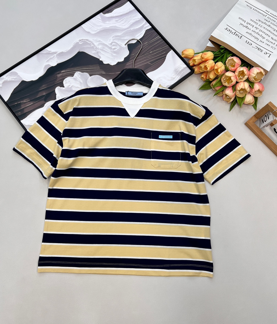 NO:709432,Prada2026 new round neck striped off-shoulder short-sleeved T-shirt, customized YB native cotton material, soft and waxy texture, comfortable and skin-friendly, round neck wide striped short-sleeved cut, yellow and navy blue wide stripes are lively and eye-catching, white edge triangle neckline breaks the monotony and has a sense of design, side pockets  The details of the small label conceal a light and luxurious texture. The high-count cotton fabric is soft and skin-friendly, and the loose oversize version is not flattering on the body shape. Wearing it alone is a refreshing casual style. Wearing it with a shirt or knitted cardigan can unlock rich layers of outfits. It is a perfect daily versatile artifact. The three labels are complete, and the goods are shipped in large quantities.  Size sml code,,prada,versace,shirts,T-shirt,tees,t-shirt,19860909Prada2026新款圆领条纹落肩短袖T恤,定制YB原生全棉材质,软糯质地,舒适亲肤,圆领宽边条纹短袖剪裁,黄色撞藏蓝的宽条纹鲜活又吸睛,白边三角领口打破单调更具设计感,侧边口袋的小标细节暗藏轻奢质感.高支棉面料软弹亲肤,宽松的oversize版型不挑身形,单穿是清爽的休闲风,搭衬衫、针织开衫叠穿,又能解锁层次丰富的穿搭,妥妥的日常百搭神器.三标齐全,大货出 尺码sml 编码,,prada,versace,shirts,T-shirt,tees，t-shirt,,Women's clothing
