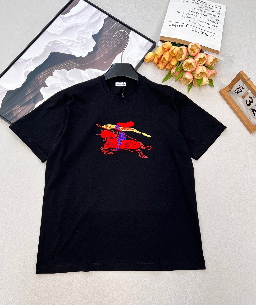 NO:709417,Burbery26SS New Year Limited Equestrian Knight Logo Round Neck Short Sleeve T-Shirt丨Exclusively developed by yb!  High quality production!  The classic round neck cut is matched with a loose silhouette, and soft cotton fabrics are selected to create a comfortable wearing feeling. The embroidered equestrian knight logo on the chest is integrated into the New Year red/pure white two-color design.19860909Burbery26SS新年限定马术骑士徽标圆领短袖T恤丨独家yb开发！高版出品！以经典圆领剪裁搭配宽松廓形,甄选柔软棉质面料打造舒适穿着感.胸前刺绣马术骑士徽标融入新年红/纯净白双色设计,徽标细节采用立体绣艺呈现,新年限定款的红色调更添节日氛围,简约版型适配日常多种穿搭场景,是轻奢休闲与节日仪式感的融合之作.三标齐全,三色出 尺码sml 编码,,burberry,T-shirt,tees，t-shirt,,Women's clothing