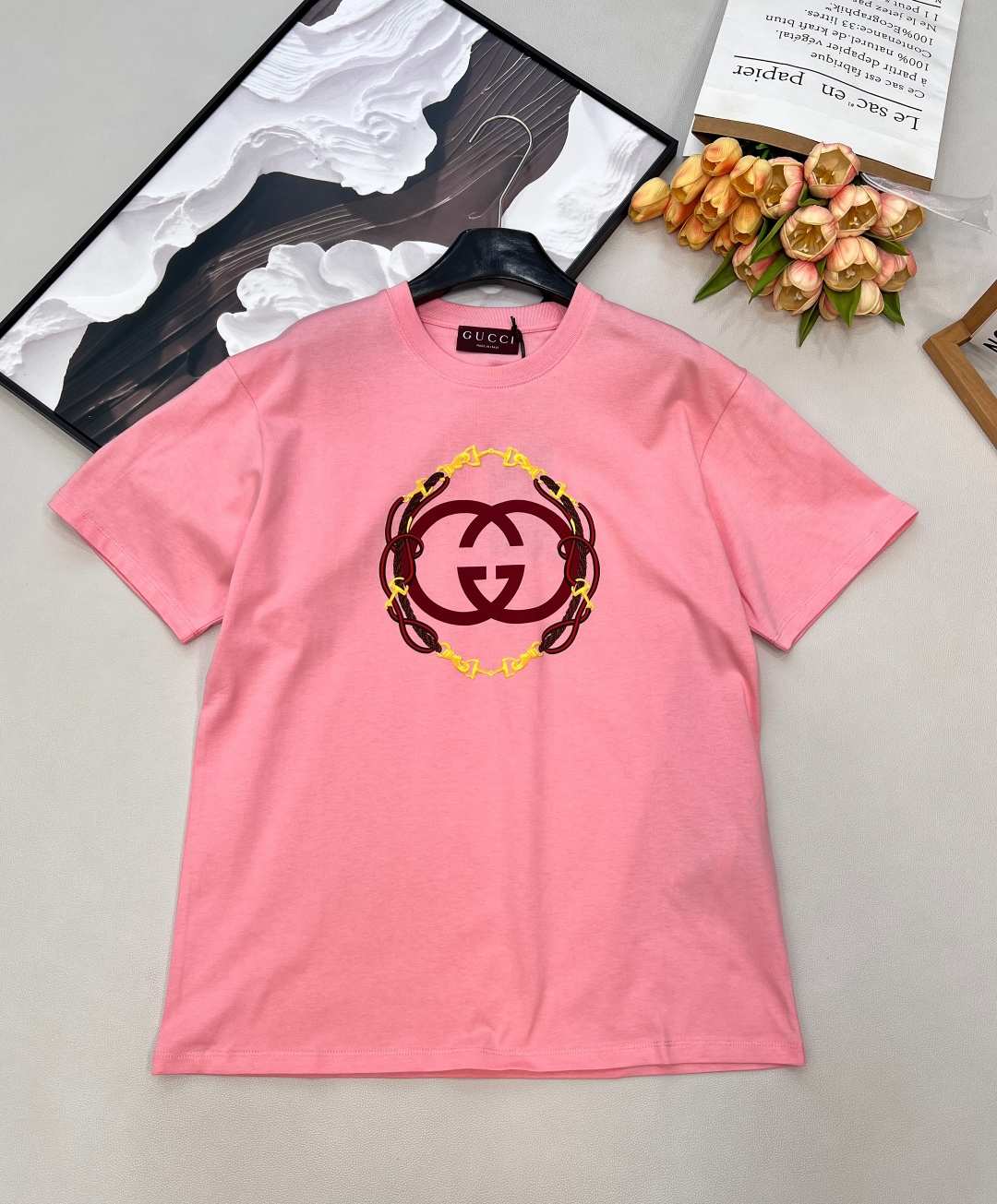 NO:709411,Gucci26SS new Lunar New Year bubble printed round neck short-sleeved T-shirt, New Year Lunar New Year Series # Customized YB native cotton material, breathable and comfortable, full of texture, loose short-sleeved T-shirt cut, highlighting the brand style, made of heavyweight pure cotton, full of drape, the chest is treated with bubble printing technology, showing three-dimensional contrasting colors to outline the double G letter logo horsebit knot pattern, strengthening the brand identity, in line with the New Year's implication of the Horse, creating a high-end fashion style. Complete three labels, large shipments  Size sml code G,,gucci,T-shirt,tees,t-shirt,19860909Gucci26SS新款贺岁起泡印花圆领短袖T恤,新年贺岁系列#定制YB原生全棉材质,透气舒适,质感十足,宽松短袖T恤裁剪,凸显品牌格调,采用克重纯棉制成,垂坠感十足,胸前利用起泡印花工艺处理,呈现出立体撞色勾勒出双G字母徽标马衔扣绳结图案,加强品牌标识度,应景马年新年蕴意,打造高级时尚风格.三标齐全,大货出 尺码sml 编码G,,gucci,T-shirt,tees，t-shirt,,Women's clothing