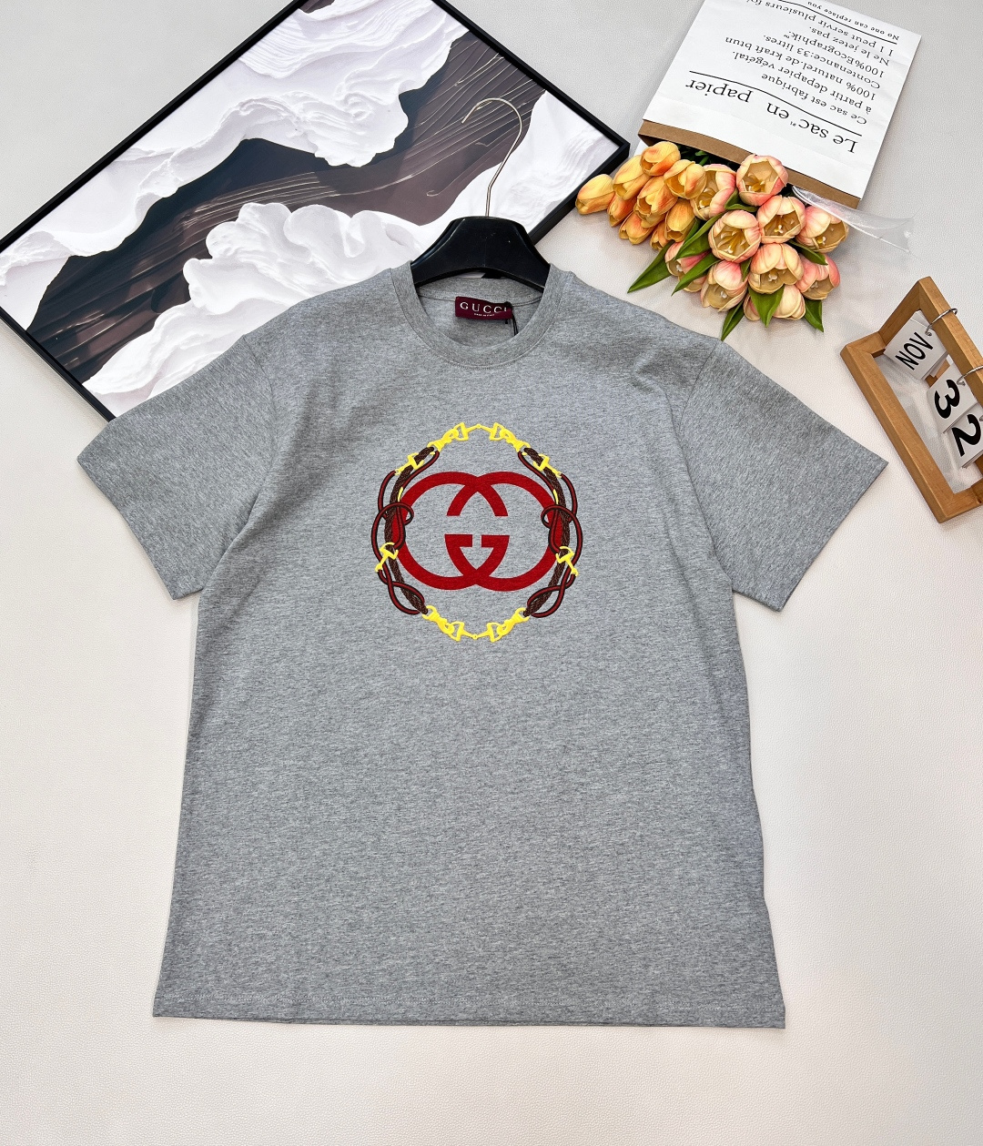NO:709407,Gucci26SS new Lunar New Year bubble printed round neck short-sleeved T-shirt, New Year Lunar New Year Series # Customized YB native cotton material, breathable and comfortable, full of texture, loose short-sleeved T-shirt cut, highlighting the brand style, made of heavyweight pure cotton, full of drape, the chest is treated with bubble printing technology, showing three-dimensional contrasting colors to outline the double G letter logo horsebit knot pattern, strengthening the brand identity, in line with the New Year's implication of the Horse, creating a high-end fashion style. Complete three labels, large shipments  Size sml code G,,gucci,T-shirt,tees,t-shirt,19860909Gucci26SS新款贺岁起泡印花圆领短袖T恤,新年贺岁系列#定制YB原生全棉材质,透气舒适,质感十足,宽松短袖T恤裁剪,凸显品牌格调,采用克重纯棉制成,垂坠感十足,胸前利用起泡印花工艺处理,呈现出立体撞色勾勒出双G字母徽标马衔扣绳结图案,加强品牌标识度,应景马年新年蕴意,打造高级时尚风格.三标齐全,大货出 尺码sml 编码G,,gucci,T-shirt,tees，t-shirt,,Women's clothing