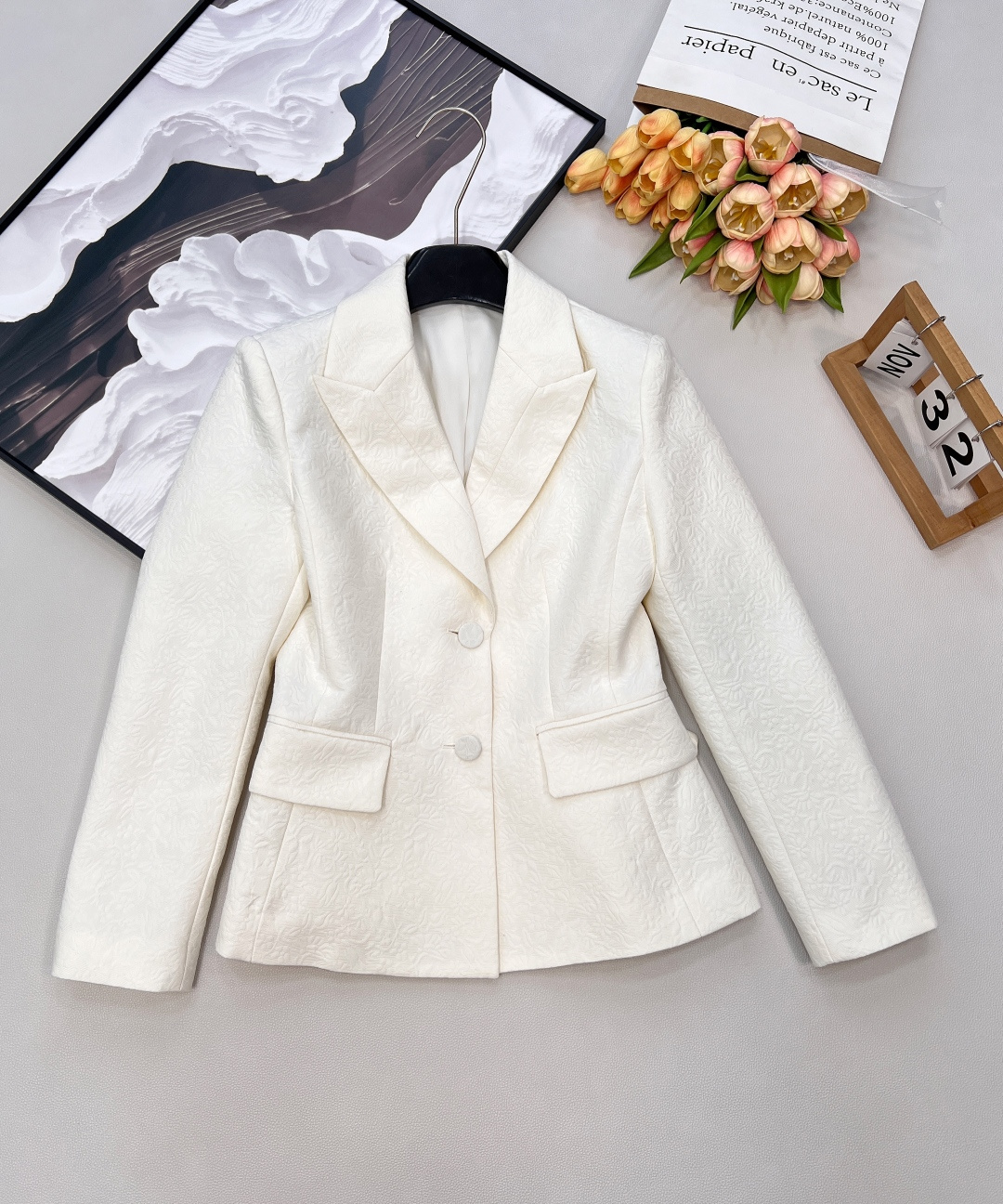 NO:709403,Dior2025 new right shoulder suit and skirt suit, customized YB imported fleece material, the fabric has obvious wrinkle texture of flower vines and a stylish drape, lapel right shoulder suit jacket, gun lapels are embellished with single row of round buttons on the front, the waistline is abducted, and the waist flap pockets are decorated with curves  , the upper body is slimmed down at the waist, paired with the umbrella-shaped skirt of the same series, and the high-waisted A-line version creates a swinging swing, making the swaying posture even more noble when walking. The complete upper body is like a Hong Kong-style girl in the 1980s, noble and eye-catching, suitable for commuting and attending important occasions, showing luxurious taste. Complete with three standards, large quantity shipped.  Size smlXL Jackets,,dior,skirts,jackets & coats,business suit,19860909Dior2025新款正肩西装半裙套装,定制YB进口起毛材质,面料凹凸花朵藤蔓的褶皱肌理明显,垂感有型,翻领正肩西装外套,枪驳领于前襟单排圆扣点缀,腰线外展,腰间翻盖口袋装饰曲线,上身收腰显瘦,搭配同系列伞状半身裙,高腰A字版型,打造飘荡大摆,行走摇曳生姿更添高贵,成套上身宛如八十年代港风女郎,高贵亮眼,通勤与出席重要场合,展现奢华品味.三标齐全,大货出 尺码smlXL 外套编,,dior,skirts,jackets & coats,business suit,,Women's clothing