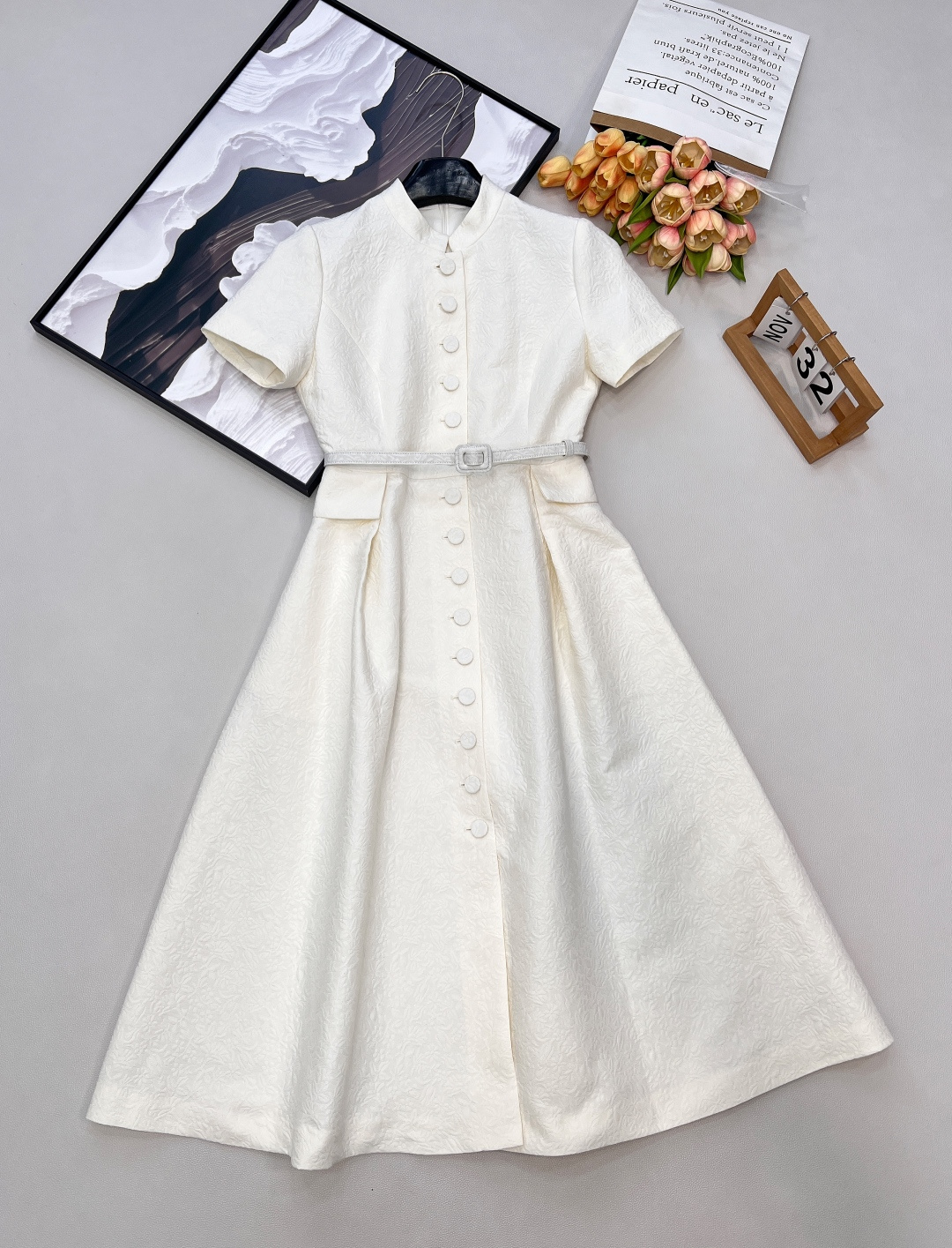 NO:709414,Dior202 new pleated belt dress, made of custom-made imported fabrics. The wrinkled texture of the fabric's convex flower vines is obvious, and the drape is stylish. The waistband dress is cut with a small stand-up collar and short sleeves. It uses tailoring and details to enhance the sophistication. The design of the shoulder sleeves is elegant and elegant. It is decorated with buttons on the front and flap pockets on both sides. It shows a low-key luxury tone, and the feminine atmosphere enhances the charm.  , The belt adjustment can easily outline the graceful figure, showing the overall intellectual temperament and tolerating the figure, the upper body is simple and high-end. Three standards are complete, large quantities are shipped. Size smlXL code, dior, skirts, T-shirt,19860909Dior202新款褶皱腰带连衣裙,定制进口面料材质,面料凹凸花朵藤蔓的褶皱肌理明显,垂感有型,小立领短袖腰带连衣裙剪裁,利用剪裁和细节提升精致度,正肩肩袖设计大气优雅,搭配前襟纽扣全开襟和两侧翻盖口袋装饰,低调彰显奢华调性,柔美气息提升魅力 ,腰带调节,轻松勾勒曼妙身形,更显整体知性气质包容身形,上身简约高级.三标齐全,大货出 尺码smlXL 编码,,dior,skirts,T-shirt,,Women's clothing