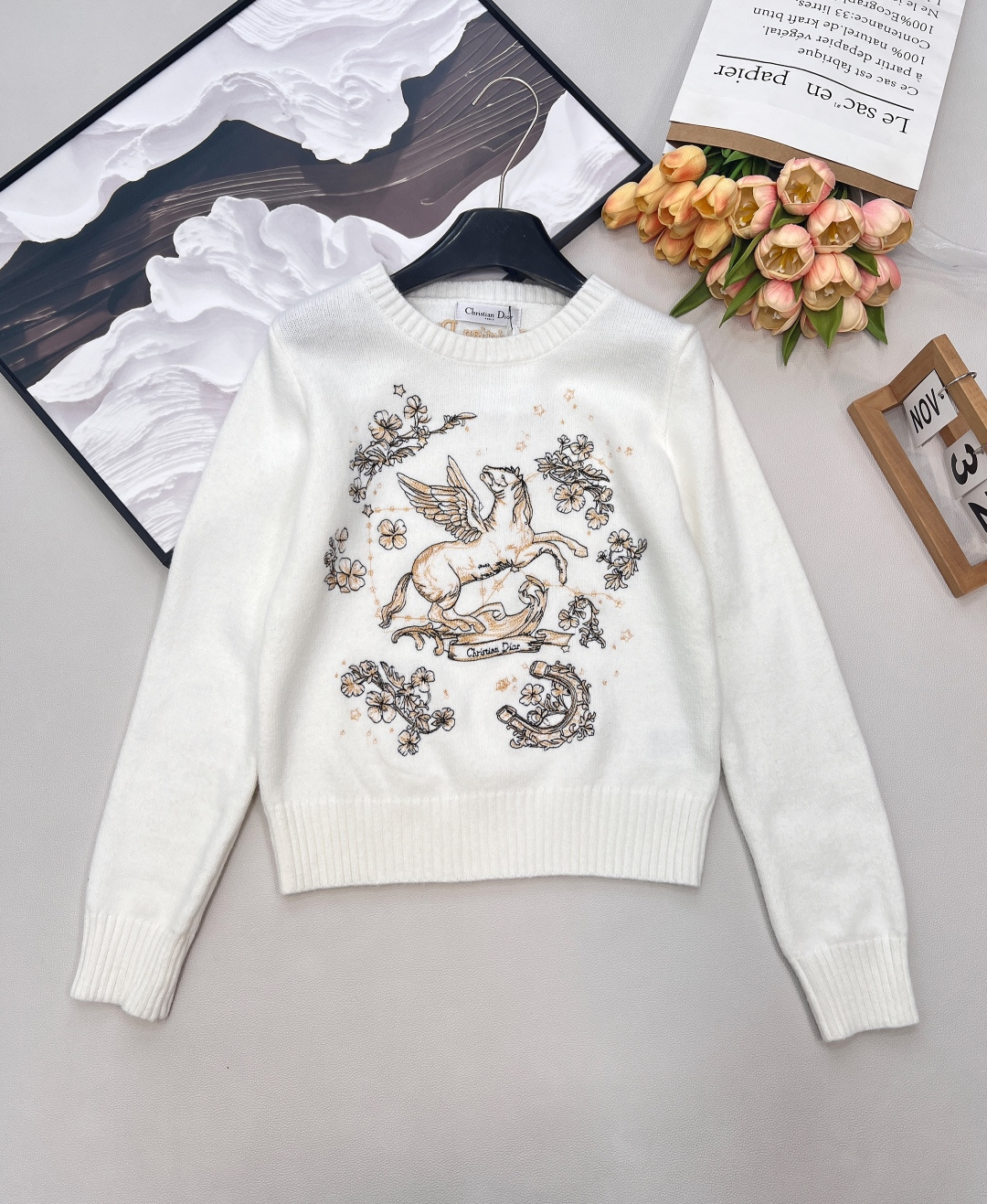NO:709805,DIOR's new autumn and winter Pegasus floral embroidered knitted crew neck sweater uses Pegasus embroidery elements, full of upgrades and romance, allowing the wearer to feel the special concept conveyed behind the clothing design. The embroidery pattern on the front shows a sense of exquisite heavy industry. It is matched with a ribbed round neck, cuffs and hem, and can be matched with various casual and formal styles. It is made of 70 wool and 30 cashmere material, which is fluffy and warm. A must-have basic style for rich ladies, it is also very fashionable~  The contrasting colors have a high-end feel, and they look great whether worn underneath or on their own!  All three standards are complete, large shipments, size, sml code, dior, sweaters,19860909DIOR 秋冬新款飞马花卉刺绣针织圆领毛衣 采用飞马刺绣元素,充满升级与浪漫,让穿着者感受服装设计背后传递出来的特殊理念,前幅的刺绣图案彰显精致重工感,搭配罗纹圆领、袖口与下摆,可与各式休闲和正式造型搭配.采用70羊毛30羊绒材质面料,蓬松暖糯. 富家小姐姐必入的基础款,人手必备也很时髦～ 撞色高级感 无论是内搭还是单穿都好看！三标齐全,大货出 尺码sml 编码,,dior,sweaters,,Women's clothing