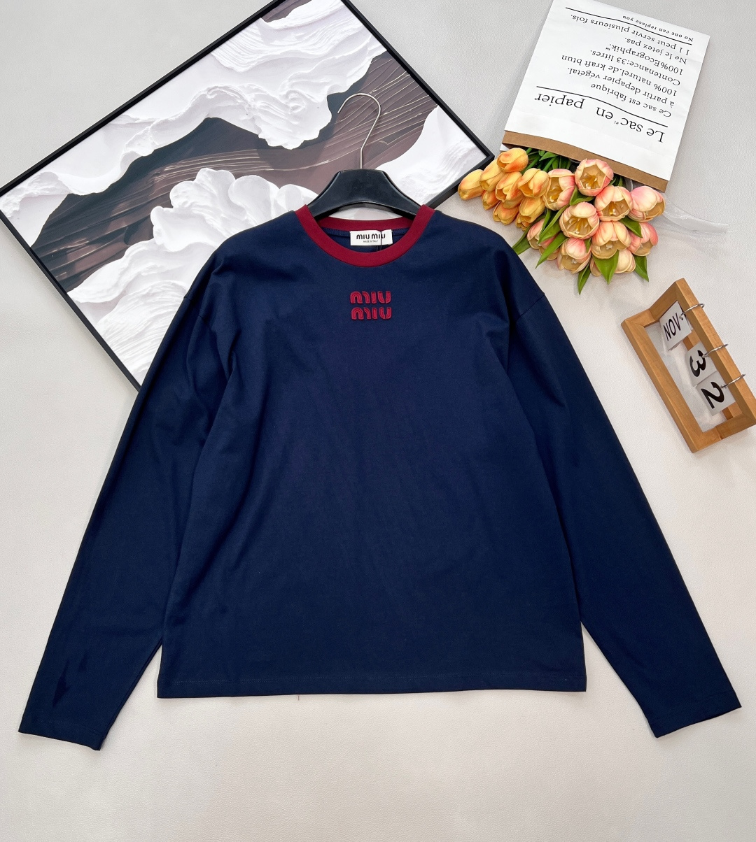 NO:709799,MiuMiu26SS early spring new style letter patch embroidered round neck long-sleeved T-shirt丨Exclusively developed by yb!  Top quality production!  The deep navy blue background is paired with red letter appliqués, and the contrasting design becomes the visual focus, highlighting the brand recognition in a low-key manner. The soft cotton fabric is skin-friendly and breathable, and the loose round neck version accommodates various body shapes. It is refreshing when worn alone or can be worn with multiple styles. It is the basic item for creating a simple and light luxury style of the miu series in early spring. Complete with three standards, large quantities are shipped. Sizes sml code,, miumiu, tees, t-shirt,19860909MiuMiu26SS早春新款字母贴布绣圆领长袖T恤丨独家yb开发！顶级高版出品！深邃藏青底色搭配红色字母贴布绣,撞色设计成为视觉焦点,低调中彰显品牌辨识度.柔软棉质面料亲肤透气,宽松的圆领版型包容各种身形,单穿清爽、叠穿百搭,是早春打造miu系简约轻奢风的基础单品.三标齐全,大货出 尺码sml 编码,,miumiu,tees，t-shirt,,Women's clothing