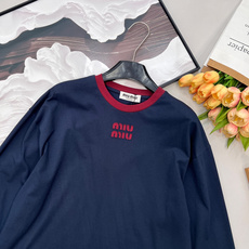 🆕MiuMiu26SS早春新款字母贴布绣圆领长袖T恤丨⚠独家yb开发!顶级高版出品!深邃藏青底色搭配红色 🆕MiuMiu26SS早春新款字母贴布绣圆领长袖T恤丨⚠独家yb开发!顶级高版出品!深邃藏青底色搭配红色