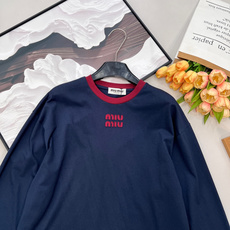 🆕MiuMiu26SS早春新款字母贴布绣圆领长袖T恤丨⚠独家yb开发!顶级高版出品!深邃藏青底色搭配红色 🆕MiuMiu26SS早春新款字母贴布绣圆领长袖T恤丨⚠独家yb开发!顶级高版出品!深邃藏青底色搭配红色
