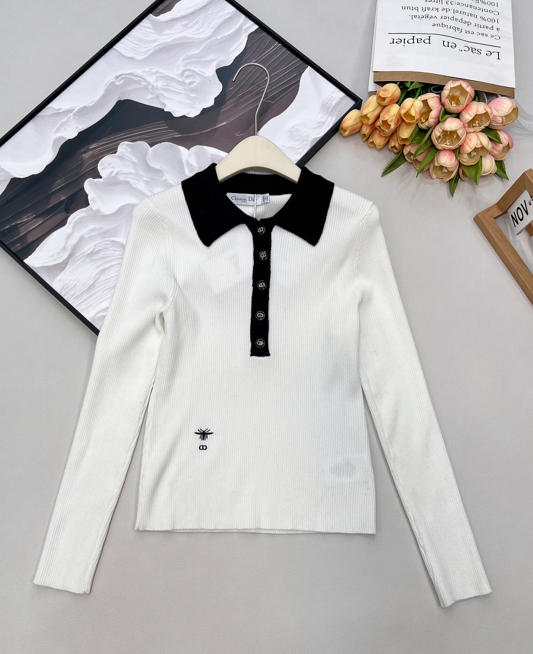 NO:709797,DIOR's new embroidered little bee contrasting color splicing POLO sweater continues with the college style, and the colliding Polo neckline is really amazing~ The imported loom creates vertical pit rib rib fabric, which is very tolerant and slimming, and feels soft and waxy with texture~ It is very skin-friendly and warm!  The embroidered bees embellish it, showing a sense of fashion and high-end temperament. The slim cut makes it look slim and fashionable. It is a must-have for dating and commuting. The artistic Polo pullover style is rich in elasticity and has a slim waistline with a good three-dimensional effect. It can be sweet or cool. It looks great with skirts and trousers. It can also be paired with suits and denim jackets in various concave shapes!  Complete three standards, three colors, size sml code, dior, skirts, jackets & coats, business suit,19860909DIOR新款刺绣小蜜蜂撞色拼接POLO针织衫 学院风继续,碰撞Polo领口真的太绝了～ 进口织机打造竖坑条罗纹织面包容性很好非常显瘦,手感软糯非常有质感～亲肤性和保暖性都很好！ 刺绣小蜜蜂点缀,尽显时髦感和高级气质.修身版型剪裁,穿搭显瘦洋气 约会通勤必备穿搭 文艺Polo套头版型,丰富弹性修身腰线立体感很好,可甜可酷,搭配半裙、长裤都超级好看,还可以搭配西装、牛仔外套各种凹造型哦！三标齐全,三色出 尺码sml 编码,,dior,skirts,jackets & coats,business suit,,Women's clothing