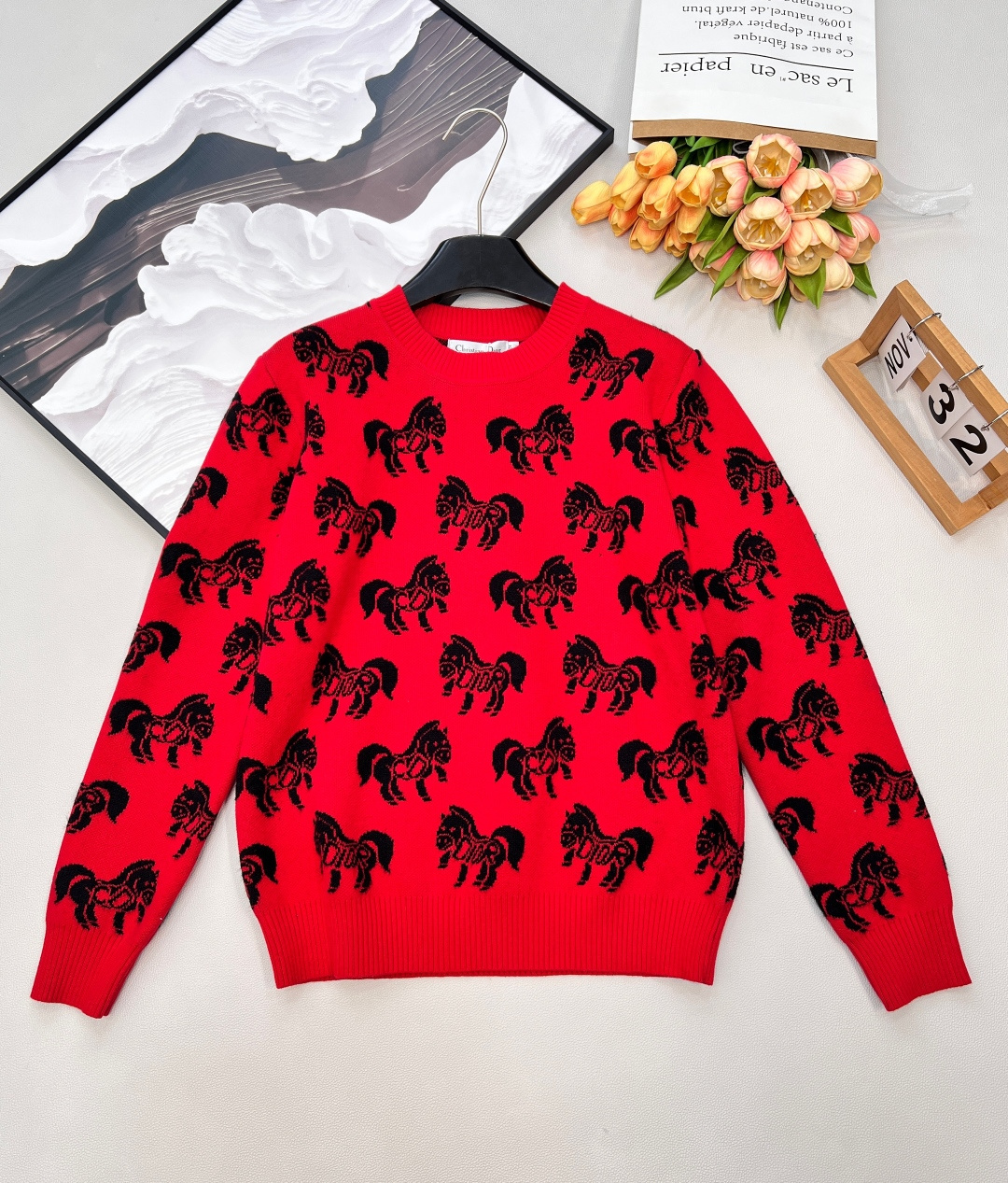NO:709794,DIOR's new horse jacquard wool sweater is inspired by the retro academic style, and the horse is cleverly woven into the red wool fabric. The exquisite horse jacquard jumps out on the clothes, and the jacquard pattern is all over the body, just like a classical fable is worn on the body. The collar, cuffs and hem are embellished, and the outline is delicately outlined, injecting a touch of liveliness into the overall design.  Whether paired with a skirt or casual trousers, it can instantly enhance the sophistication and artistic temperament of the look, creating an elegant and energetic winter retro style. The Christmas atmosphere is elegant and relaxed!  Three standards are complete, large shipments, sizes, sml coding, dior, skirts, sweaters,19860909DIOR 新款骏马提花羊毛针织衫毛衣 以复古学院风为灵感,将骏马巧妙织入红色羊毛面料之中. 精致的骏马提花跃然衣上,满身提花图案,犹如将古典寓言穿在身上.领口、袖口及下摆点缀,细腻勾勒轮廓,为整体设计注入一抹灵动生气. 无论是搭配半裙还是休闲长裤,都能瞬间提升造型的精致度与文艺气质,打造优雅又充满活力的冬日复古风格. 圣诞节日氛围感穿搭 显贵又松弛！三标齐全,大货出 尺码sml 编码,,dior,skirts,sweaters,,Women's clothing