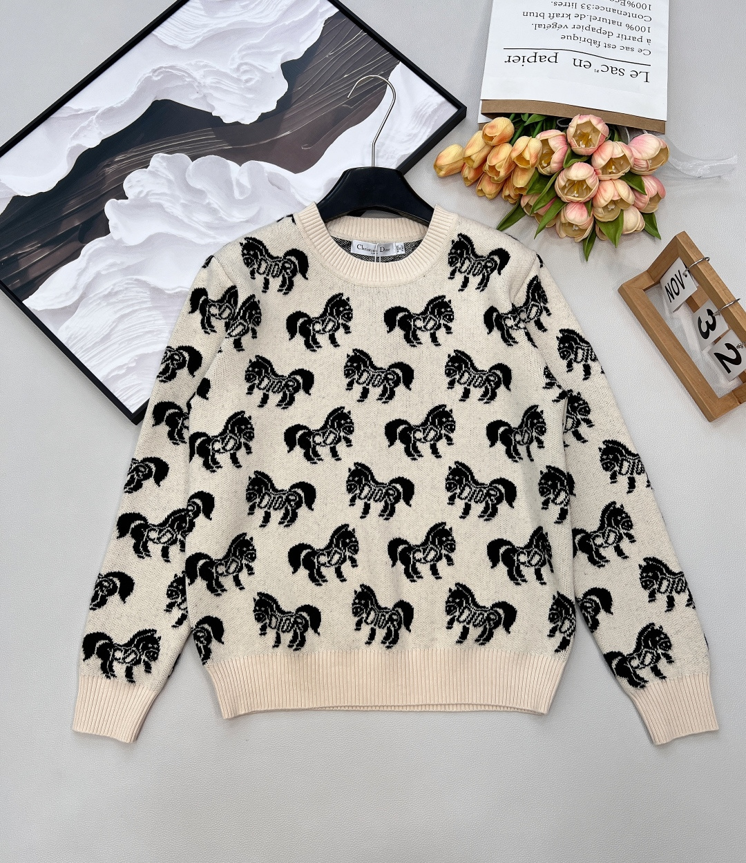 NO:709791,DIOR's new horse jacquard wool sweater is inspired by the retro academic style, and the horse is cleverly woven into the red wool fabric. The exquisite horse jacquard jumps out on the clothes, and the jacquard pattern is all over the body, just like a classical fable is worn on the body. The collar, cuffs and hem are embellished, and the outline is delicately outlined, injecting a touch of liveliness into the overall design.  Whether paired with a skirt or casual trousers, it can instantly enhance the sophistication and artistic temperament of the look, creating an elegant and energetic winter retro style. The Christmas atmosphere is elegant and relaxed!  Three standards are complete, large quantities are shipped, sizes are sml, dior, skirts, sweaters,19860909DIOR 新款骏马提花羊毛针织衫毛衣 以复古学院风为灵感,将骏马巧妙织入红色羊毛面料之中. 精致的骏马提花跃然衣上,满身提花图案,犹如将古典寓言穿在身上.领口、袖口及下摆点缀,细腻勾勒轮廓,为整体设计注入一抹灵动生气. 无论是搭配半裙还是休闲长裤,都能瞬间提升造型的精致度与文艺气质,打造优雅又充满活力的冬日复古风格. 圣诞节日氛围感穿搭 显贵又松弛！三标齐全,大货出 尺码sml 编,,dior,skirts,sweaters,,Women's clothing