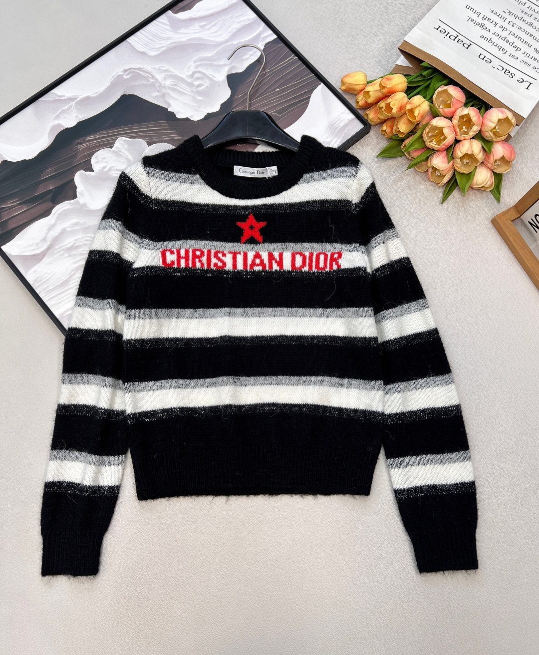 NO:709787,Dior striped star and letter jacquard long-sleeved sweater. This knitted sweater is made of wool blended fabric. The sweater is decorated with classic contrasting stripes and star jacquard on the front. The classic letter logo is embellished with it and is the main color recommended to unlock fashionable autumn clothes. The fabric is soft and waxy and has a full texture. It is super comfortable!  Age-reducing girl's heart, youthful and beautiful, complete three standards, large shipments, size sml, edited by dior,19860909Dior条纹星星字母提花长袖针织衫,这款针织采用羊毛混纺面料, 针织衫饰以经典撞色条纹正面星星提花 点缀饰以经典字母标志是解锁秋时髦衣品的主打色推荐 面料软软糯糯质感满满 超级舒服！减龄少女心 青春靓丽,三标齐全,大货出 尺码sml 编,,dior,,Women's clothing
