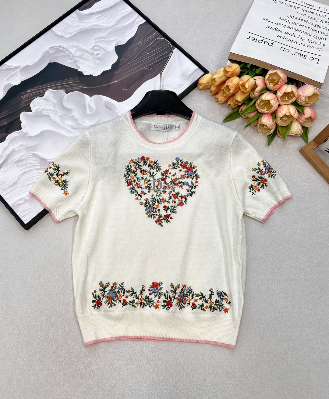 NO:710309,Dior2026 new round neck embroidered flower knitted short sleeves, customized YB wool yarn material, soft and skin-friendly, comfortable and stylish, regular knitted short-sleeved version, milky white background is gentle and skin-friendly, love flower embroidery is exquisite and smart, colorful flower cluster patterns are full of spring romance, cuffs and hem are  The pink ribbed edge adds a girlish touch. The delicate knitted fabric is soft and skin-friendly, and the basic round neck and short-sleeved version is not flattering on the figure. Wearing it alone is a fresh and sweet French girl style. When layered with a denim jacket, it can unlock a lazy and casual tone. The romantic atmosphere of the outfit depends entirely on it. Complete with three standards, large quantities of goods.  Size sml code D,,dior,jackets & coats,T-shirt,19860909Dior2026新款圆领刺绣花朵针织短袖,定制YB羊毛纱线材质,柔软亲肤,舒适有型,常规针织短袖版型,奶白底色温柔又衬肤,爱心花卉刺绣精致灵动,缤纷的花簇纹样满溢春日浪漫,袖口和衣摆的粉色罗纹边更是少女感拉满.细腻的针织面料软弹亲肤,基础圆领短袖版型不挑身形,单穿是清新甜美的法式少女风,搭牛仔外套叠穿又能解锁慵懒随性的腔调,穿搭的浪漫氛围感全靠它拿捏.三标齐全,大货出 尺码sml 编码D,,dior,jackets & coats,T-shirt,,Women's clothing