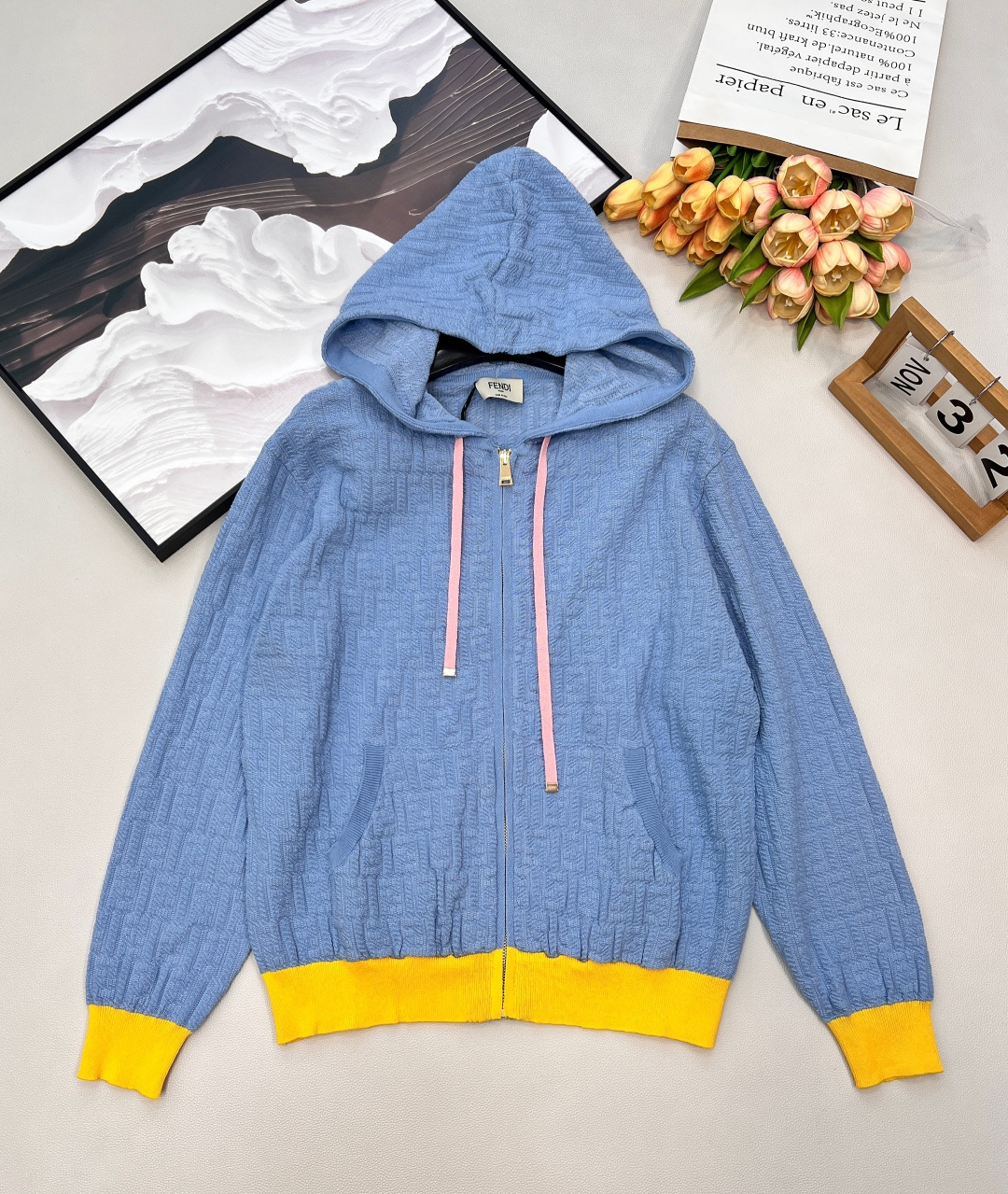 NO:710303,Fendi2026 new hooded jacquard knitted jacket, customized YB silk knitted material, high-end texture, comfortable and soft, hooded collar knitted zipper jacket cut, fresh haze blue main tone is gentle and white, three-dimensional knitted texture is soft and skin-friendly, pink drawstring with yellow hem contrast  The color design instantly lights up the overall look. The details of the metal zipper and pockets are both practical and refined. The loose hooded version is not flattering on the body shape. Wearing it alone is a casual casual style. Wearing it with a T-shirt or suspenders can unlock rich layers of outfits. It has a proper atmosphere and is a versatile weapon. Haze blue  Complete three standards, large shipments, sizes, SML codes, fendi, jackets & coats, tees, t-shirts, hats,19860909Fendi2026新款连帽提花针织外套,定制YB丝绵针织材质,质感高级,舒适柔软,连帽领针织拉链外套剪裁,清新的雾霾蓝主调温柔又显白,立体的针织肌理软弹亲肤,粉色抽绳搭配黄色下摆撞色设计,瞬间点亮整体造型.金属拉链与插袋细节兼顾实用性与精致感,宽松的连帽版型不挑身形,单穿是随性的休闲风,内搭T恤、吊带叠穿,又能解锁层次丰富的穿搭,妥妥的氛围感百搭利器,雾霾蓝 三标齐全,大货出 尺码sml 编码,,fendi,jackets & coats,tees，t-shirt,hats,,Women's clothing