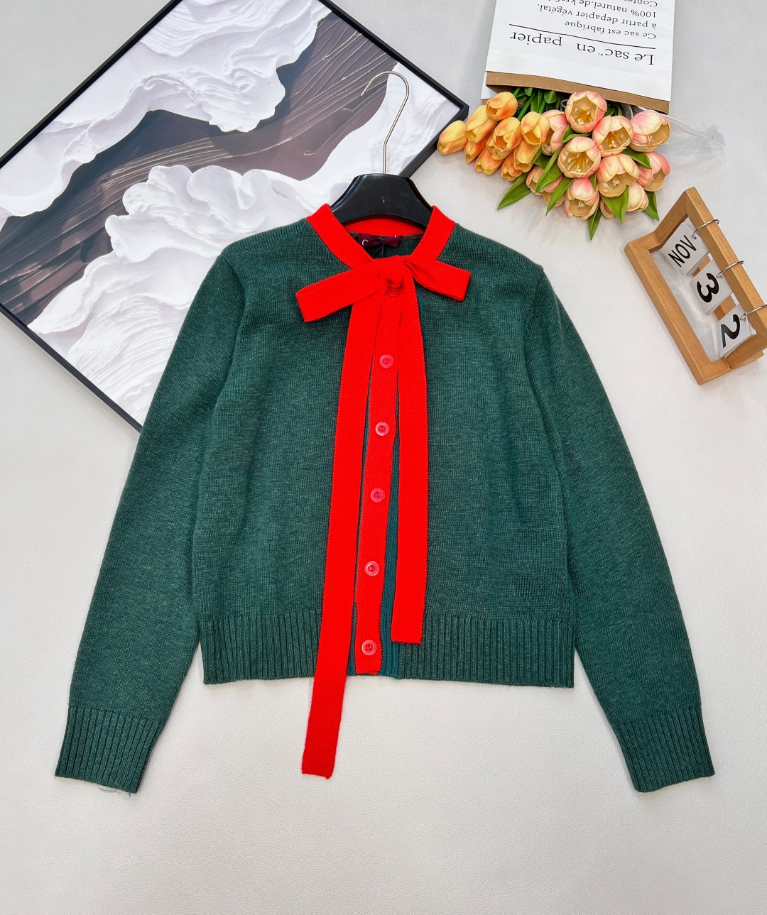 NO:710297,Gucci 26 autumn and winter contrasting bow tie knitted round neck cardigan, the classic dark green main tone collides with the red strap, which is Gucci's iconic color aesthetic collision. The smart strap design creates a sweet and cool atmosphere, and the yb molded letter logo buttons hide clever details. Each one is a delicate footnote to the brand's style.  The soft and waxy knitted fabric combines comfort and texture, and the round neck cut is suitable for various inner wears. Whether it is paired with a shirt for a college style, or with a suspender for a casual and sophisticated mix and match, it can easily match your age and be versatile. This cardigan is a must-have for the C-position of your 26 autumn and winter wardrobe!  Complete three standards, two colors, size, sml code, gucci, shirts,19860909Gucci 26秋冬撞色蝴蝶结绑带针织圆领开衫,经典墨绿主调碰撞炽红绑带,是Gucci标志性的色彩美学碰撞,灵动绑带设计系出甜酷氛围感,yb开模字母logo纽扣暗藏细节巧思,每一颗都是品牌格调的精致注脚. 软糯针织面料兼顾舒适与质感,圆领剪裁适配各种内搭,无论是搭衬衫走学院风,还是配吊带玩轻熟混搭,都能轻松拿捏减龄与百搭,26秋冬的衣橱C位,这件开衫必须拥有！三标齐全,两色出 尺码sml 编码,,gucci,shirts,,Women's clothing