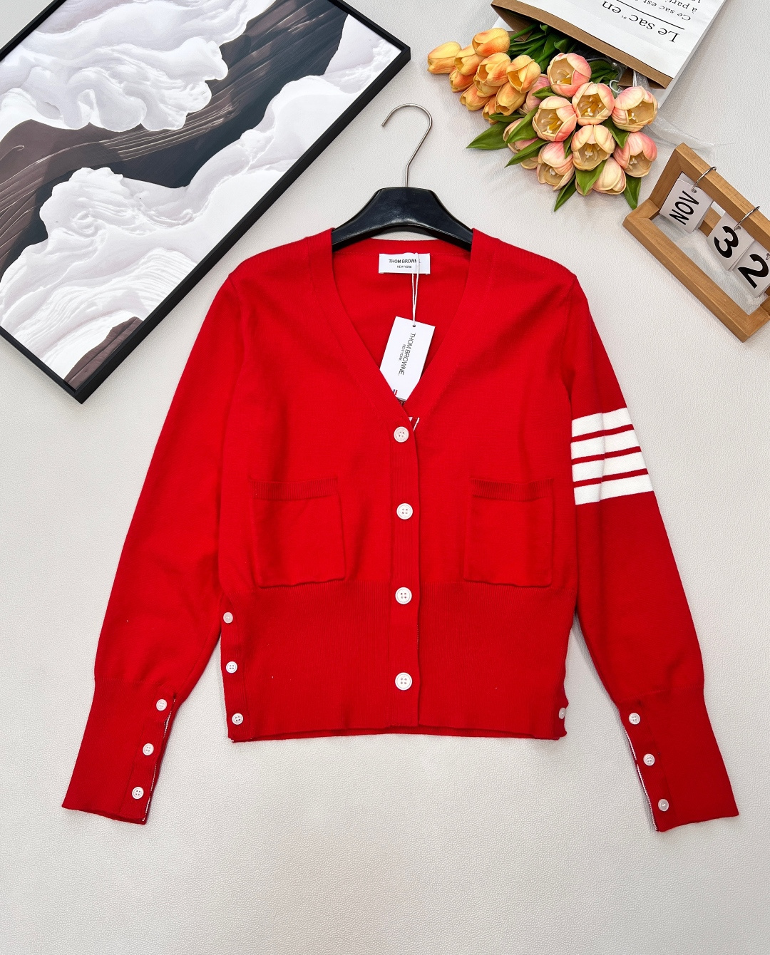 NO:713280,THOM BROWNE New Year's Red Back Horse Wool Knitted Cardigan. The huge white red color is perfect for the festival atmosphere. The wool material is comfortable and soft. The knitted fabric is full of elasticity and can meet different body shapes. The upper body is not tight.  The round neck + white buttons, the four stripes on the cuffs are very recognizable, the horse embroidery on the back is very interesting, the red color is white and festive, and full of holiday atmosphere. It is great to wear alone or layered with jeans, skirts or wide-leg pants to easily switch between lazy and elegant styles. It will definitely look great when taking photos during the festival. Who can refuse to get rich red when wearing a festive Christmas atmosphere? Red has the magic power of good luck. High-end French retro sweater, just the right gentle and sweet outfit.  The red sweater shows whiteness and temperament~ Paired with a skirt, the rich little girl is full of joy. The new year's natal red is the red color. The careful matching makes the sense of ceremony full. It expresses happiness and joy vividly, with three standards and three colors. Size sml coding,,skirts,jeans,sweaters,19860909THOM BROWNE 新年红后背骏马羊毛针织开衫 巨巨显白的红色 超适合节日氛围滴 羊毛材质 舒服软糯 针织面料弹力十足 满足不同身材 上身不紧绷 圆领+白色纽扣,袖口四条杠超有辨识度,背面骏马绣超有趣,正红色显白又喜庆,节日氛围感拉满,单穿或内搭都很出彩,搭配牛仔裤、半裙或阔腿裤,轻松切换慵懒or优雅风格 过节穿出去拍照肯定很出片哦 穿出喜庆圣诞氛围感 谁会拒绝发财红 红色有种自带好运的魔力 高级法式复古毛衣 恰到好处的温柔甜美穿搭. 红色毛衣显白显气质～搭配半裙 妥妥的富家小千金 喜气洋洋 新年本命红 精心的搭配让仪式感拉满 将快乐与喜悦表达淋漓尽致,三标齐全,三色出 尺码sml 编码,,skirts,jeans,sweaters,,Women's clothing