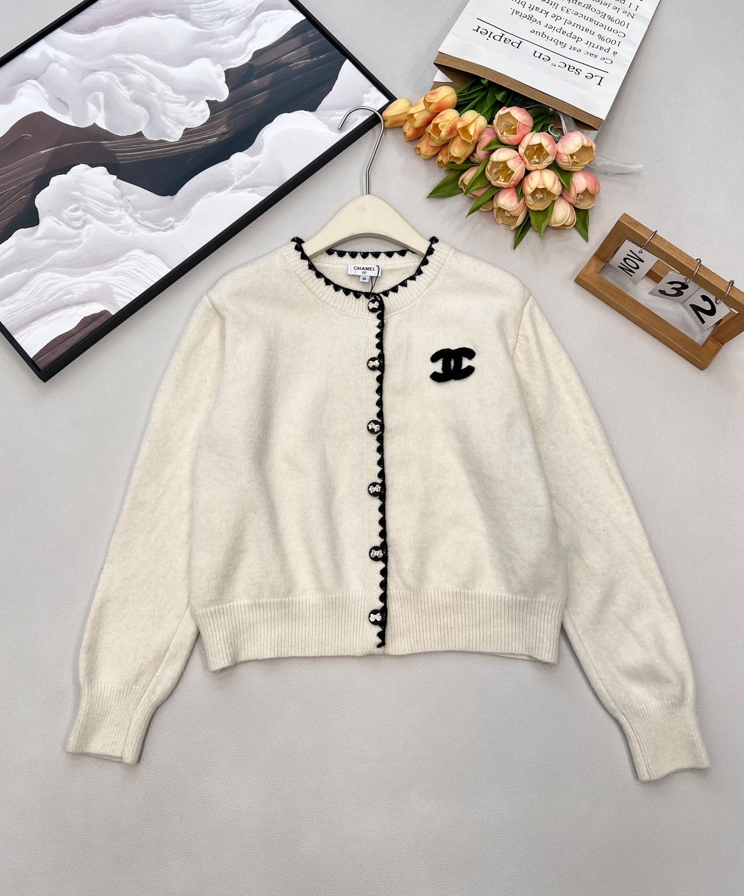 NO:713274,CHANEL26SS new early spring round neck knitted cardigan, made of soft and waxy knitted fabric, which is skin-friendly, comfortable and has a casual texture. The body is decorated with a three-dimensional jacquard letter logo, and the placket is equipped with simple bow intarsia buttons. The wavy edge design of the collar and placket adds softness  Details. The classic round neck silhouette is not flattering to your body shape. It is available in off-white and charcoal gray, making it easy to create a French style daily wear. The off-white is gentle and the charcoal gray is versatile. In early spring, you can wear it with a skirt or jeans to create a French-style laziness. A girl with a little fragrance can close her eyes and rush ~ Complete three standards, two colors are outstanding  Size sml code H,,chanel,skirts,jeans,19860909CHANEL26SS早春新款圆领针织开衫,采用软糯针织面料,亲肤舒适兼具休闲质感.衣身饰立体提花字母logo,门襟搭配简约蝴蝶结嵌花钮扣,领口与门襟波浪边设计增添柔美细节.经典圆领廓形不挑身形,米白、炭灰双色可选,轻松打造法式小香风日常穿搭.米白温柔、炭灰百搭,早春搭半裙/牛仔裤都能穿出法式慵懒感,小香女孩闭眼冲～三标齐全,两色出 尺码sml 编码H,,chanel,skirts,jeans,,Women's clothing