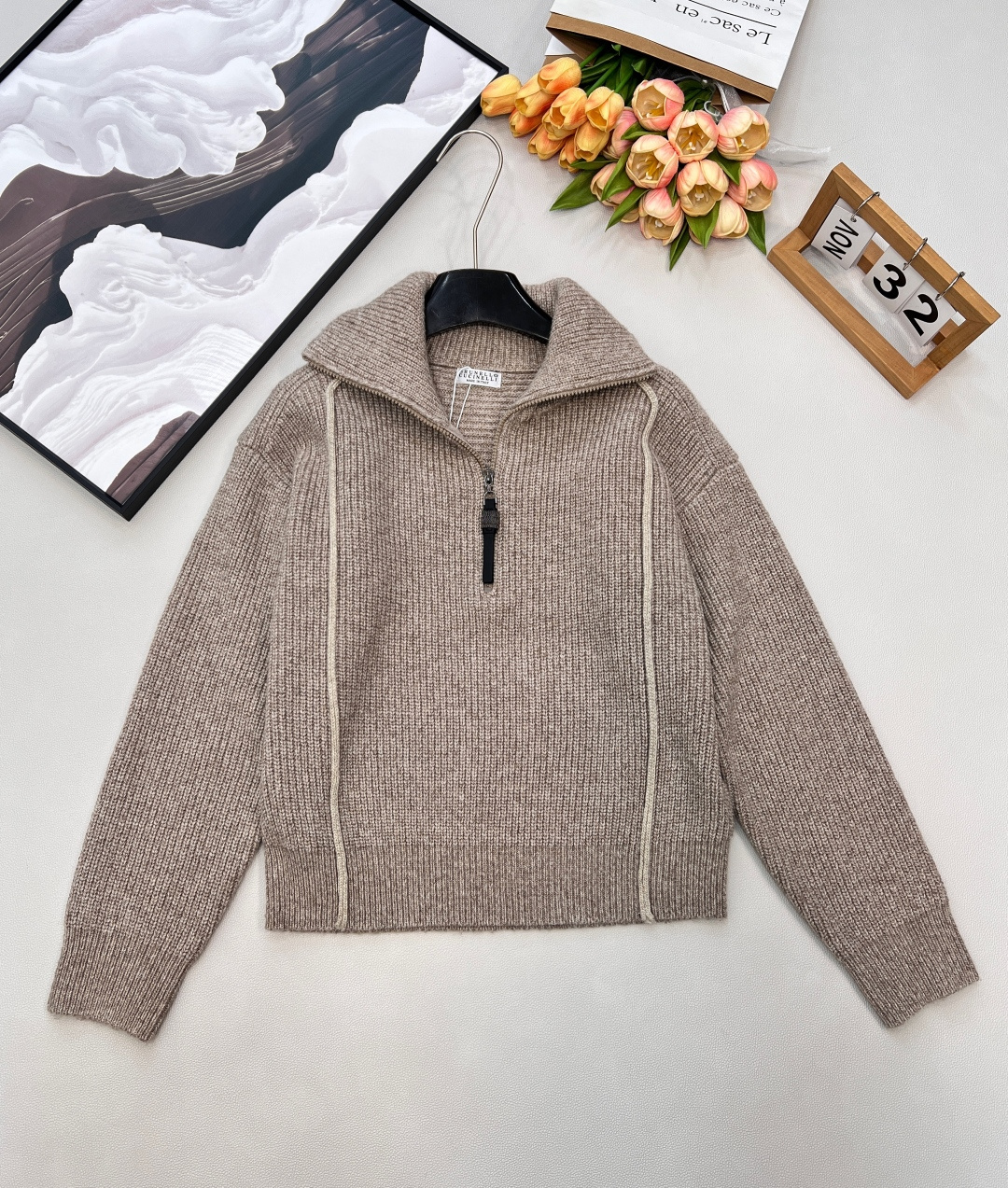 NO:713270,BC26SS new half-zip sweater for early spring. Customized cashmere yarn is made of classic thick pit knitted fabric, which has both soft and waxy texture and stiff texture. The large lapel is matched with a half-zip design to create a casual and lazy style. The light brown color is gentle and versatile, and the loose shoulder silhouette is not flattering, whether it is daily casual or  It is a combination of light and mature style, which can easily interpret the simple and advanced dressing aesthetics. The large lapel + half zipper design is very stylish, the rough knitted texture is full of texture, the light brown color is gentle and high-end, the loose version hides the flesh and does not flatter the body shape ~ it is soft and waxy when worn next to the skin. It looks good when worn alone or layered with a suit in early spring. It is a perfect and elegant natal sweater!  Complete three standards, large shipments, size, sml code, business suit,19860909BC26SS早春新款半拉链针织衫,定制的羊绒纱线以经典粗坑条针织面料打造,兼具软糯质感与挺括肌理.大翻领搭配半拉链设计,塑造随性慵懒的穿搭格调；浅咖色系温柔百搭,宽松落肩廓形不挑身形,无论是日常休闲还是轻熟风搭配,都能轻松演绎简约高级的穿搭美学.大翻领+半拉链设计超有腔调,粗坑条针织肌理感拉满,浅咖色温柔又高级,宽松版型藏肉不挑身形～贴身穿软糯亲肤,早春单穿、叠搭西装都好看,妥妥的气质款本命针织衫！三标齐全,大货出 尺码sml 编码,,business suit,,Women's clothing