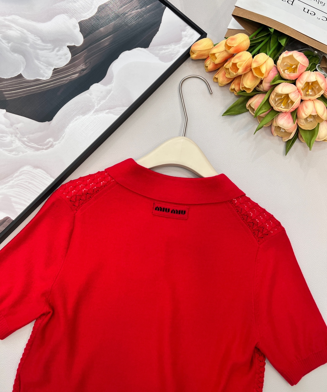 🆕Miumiu2026新款翻领羽绫镂空针织短袖，定制YB羊毛纱线织造，超密度处理，质感软糯，弹力舒适，翻