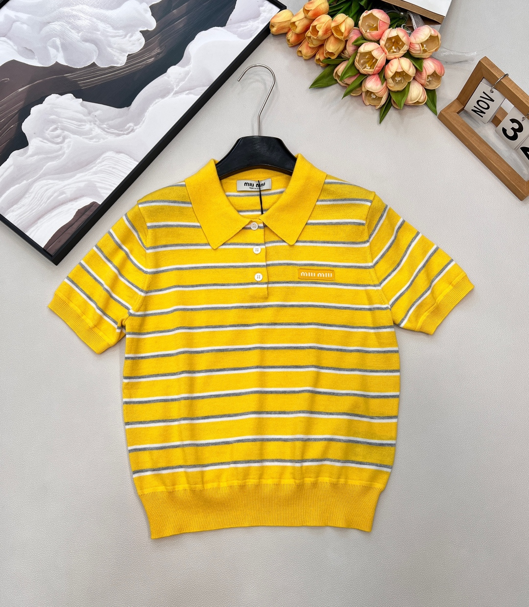 NO:712820,Miumiu2026 new style lapel striped knitted short sleeves, customized YB wool yarn weaving, ultra-density processing, soft and waxy texture, elastic and comfortable, lapel short sleeve tailoring, pink contrasting blue and white stripes are fresh and lively, collar with button placket, comes with its own vitality academy  The style, the small label on the chest is low-key to highlight the brand tone, the delicate knitted fabric is soft and skin-friendly, the regular version is easy to wear, and it gives a sweet and girly look when worn alone. It is very suitable with pleated skirts and jeans, and the sweet atmosphere of the outfit depends entirely on it. Complete with three standards, large quantities are shipped.  Size sml code M,,miumiu,skirts,jeans,T-shirt,19860909Miumiu2026新款翻领条纹针织短袖,定制YB羊毛纱线织造,超密度处理,质感软糯,弹力舒适,翻领短袖剪裁,粉色撞蓝白条纹清新又活泼,领搭配纽扣门襟,自带元气学院风,胸口小标低调彰显品牌基调,细腻的针织面料软弹亲肤,常规版型不挑穿搭,单穿是甜滋滋的少女感,搭百褶裙、牛仔裤都超适配,穿搭的甜系氛围感全靠它拿捏.三标齐全,大货出 尺码sml 编码M,,miumiu,skirts,jeans,T-shirt,,Women's clothing