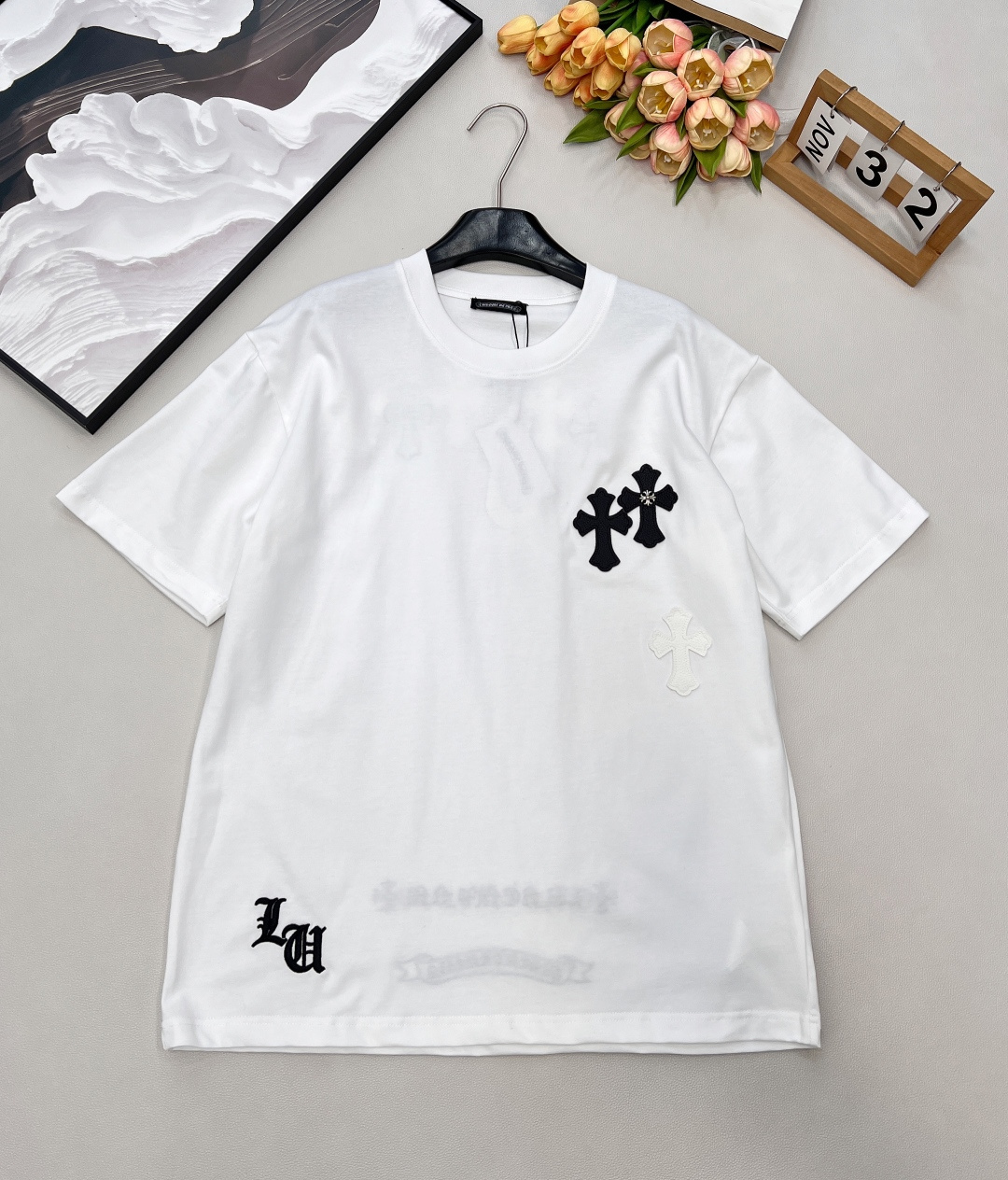 NO:713260,Chromehearts 2026SS new leather embroidered cross logo short-sleeved T-shirt, customized YB native cotton material, high-end texture, comfortable and soft, round neck, loose silhouette and short-sleeved cut, black and white color matching has a cool aura, three-dimensional leather cross patch and embroidery technology add a full sense of detail, cotton fabric is soft and elastic, skin-friendly, and the loose version is not flattering to the body shape. Wearing it alone is a street style, layering a jacket will show more layering, and it is a must-have item for fashionable people's wardrobe!  Three standard complete, two colors shipped in bulk, size sml code, chrome hearts, jackets & coats, T-shirt, tees, t-shirt,19860909Chromehearts2026SS新款拼皮刺绣十字架徽标短袖T恤,定制YB原生全棉材质,质感高级,舒适柔软,圆领宽松廓形短袖剪裁,黑白配色自带潮酷气场,立体皮革十字架贴布与刺绣工艺将细节感拉满,全棉面料软弹亲肤,宽松版型不挑身形.单穿是街头腔调,叠穿外套更显层次,妥妥的潮人衣橱必备单品！三标齐全,两色大货出 尺码sml 编码,,chrome hearts,jackets & coats,T-shirt,tees，t-shirt,,Women's clothing