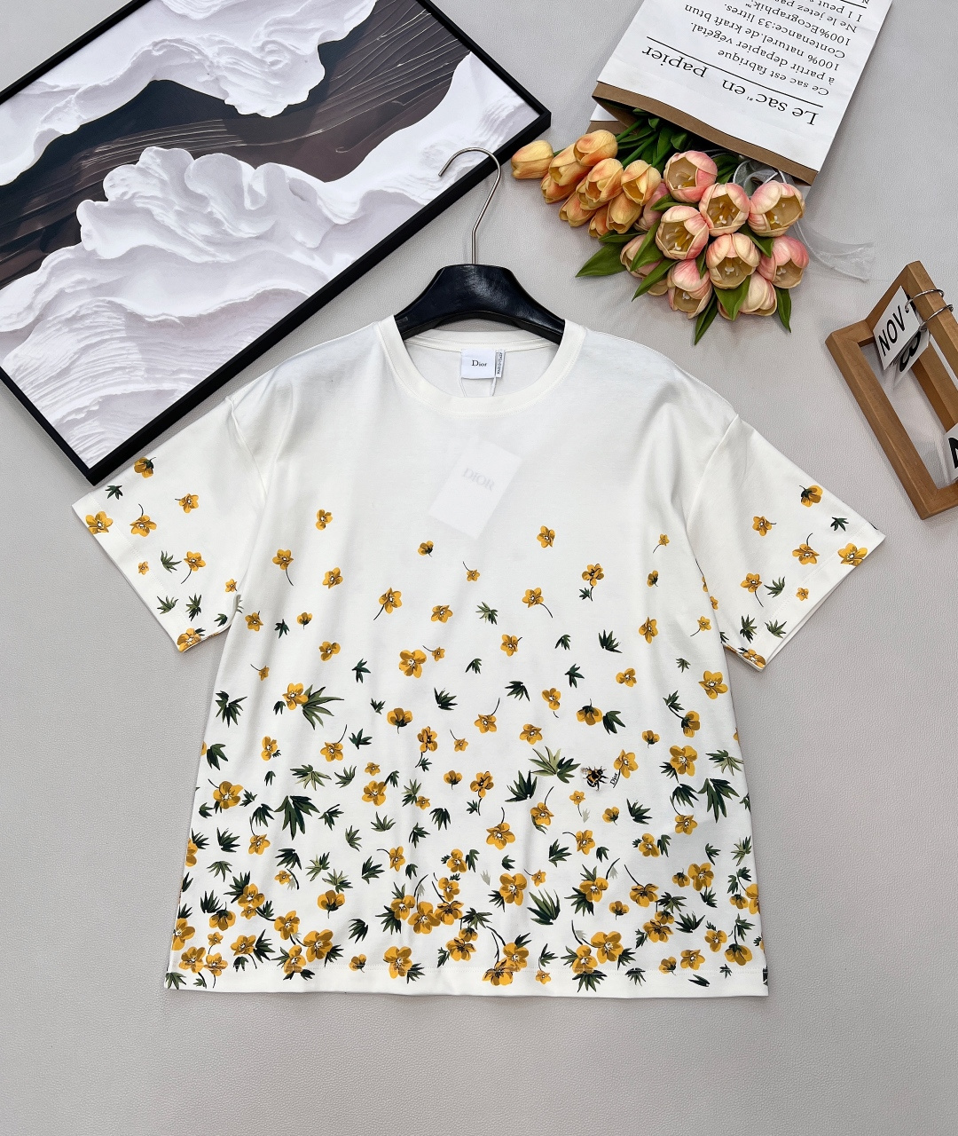 NO:713253,Dior2026SS early spring new floral round neck short-sleeved T-shirt is simply the C-position of the spring and summer wardrobe! The high-count combed cotton fabric is soft to the touch like clouds and has excellent breathability. It will not make you sweat when you wear it in summer! The classic round neck design fits the neck line, and the loose short-sleeved silhouette has a sense of laziness. The unconstrained wearing experience is as comfortable as a second skin! Here comes the point! The scattered yellow shreds  Flowers are paired with green branches and leaves, extending from the neckline to the hem. The delicate printing process makes the pattern vivid and three-dimensional, as if you are wearing spring on your body! **The back is the hidden trick! **The pure white background forms a visual contrast, and the design ingenuity is hidden in simplicity. When you turn around, you will be a goddess of caution! Whether it is paired with jeans or a skirt, you can easily wear it with a high-end feel. The three standards are complete, and large quantities are available. Size sml  coding,,dior,skirts,jeans,T-shirt,tees,t-shirt,19860909Dior2026SS早春新款碎花圆领短袖T恤,简直是春夏衣橱的C位担当!甄选高支精 梳棉面料,触感柔软到像云朵一样,透气性绝绝子,夏天穿完全不会闷汗!经典圆领设计贴合颈部线条,宽松短袖廓形自带慵懒感,无束缚的穿着体验,仿佛第二层皮肤 一样自在!重点来了!错落分布的黄色碎 花搭配嫩绿枝叶,从领口一路延伸到下摆,细腻印花工艺让图案鲜活立体,仿佛把春天穿在身上! **后背才是隐藏大招!**纯净白底色形成视觉反差,简约中暗藏设计巧思,转身就是小心机女 神!无论是搭配牛仔裤还是半身裙,都能轻松穿出高级感,三标齐全,大货出 尺码sml 编码,,dior,skirts,jeans,T-shirt,tees，t-shirt,,Women's clothing