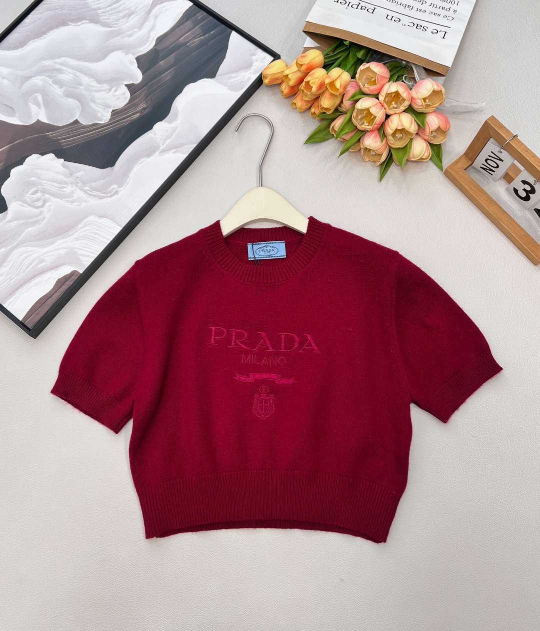 NO:713623,Prada2026 new letter embroidered puff sleeve short knitted top. Customized YB wool yarn weaving, comfortable to wear and full of texture. Round neck short-sleeved sweater cut. The whole body is edged with vertical pit threads. The letter logo shield ribbon and other patterns are distributed in the center of the body. It is more elegant and feminine. With the lantern style puff sleeves tightened at the cuffs, it is cute, sweet and fashionable retro. Three standards are complete, large quantities are shipped. Size sml  Code P,,prada,sweaters,T-shirt,19860909Prada2026新款字母刺绣泡泡袖短款针织上衣 定制YB羊毛纱线织造,穿搭舒适,质感十足,圆领短袖毛衣裁剪,通体包边饰以竖坑条螺纹,大身居中分布字母徽标盾牌丝带等图案造型,更具典雅柔美气质,配合袖口束紧的灯笼式泡泡袖,穿搭可爱甜美又时髦复古.三标齐全,大货出 尺码sml 编码P,,prada,sweaters,T-shirt,,Women's clothing
