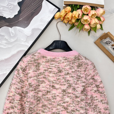 🆕Chanel 🔖小香新款蝴蝶结胸针装饰针织毛衣..✂️✂️大爆款 绝绝子啊这件!采用羊毛混纺面料 手感 🆕Chanel 🔖小香新款蝴蝶结胸针装饰针织毛衣..✂️✂️大爆款 绝绝子啊这件!采用羊毛混纺面料 手感