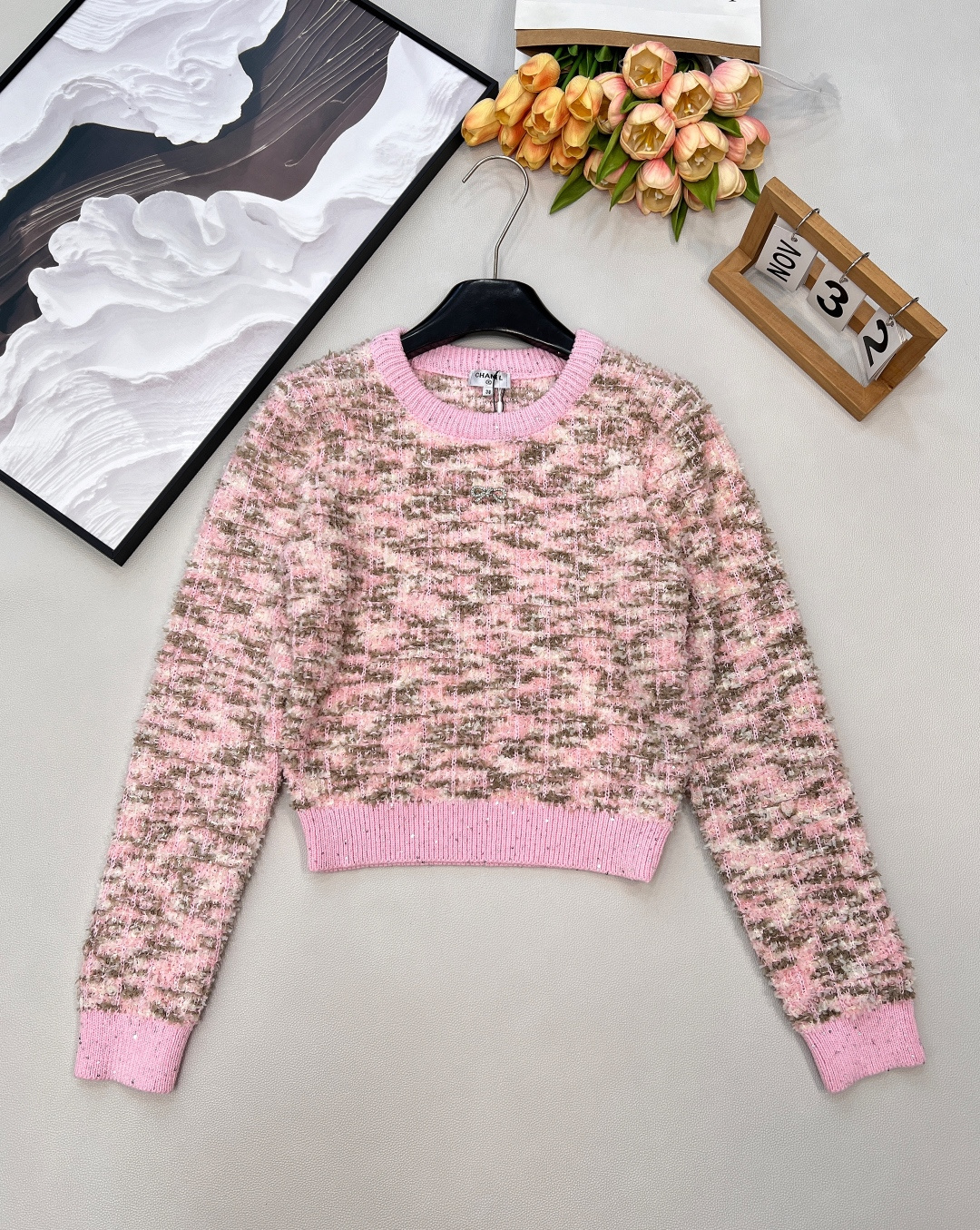 NO:713634,Chanel Xiaoxiang's new bow brooch decorated knitted sweater.. A big hit. This one is absolutely stunning!  Made of wool blended fabric, it feels so comfortable to the touch!  !  The elasticity is also very good, and the furry upper body is not too comfortable!  There is a Xiaoxiang logo on the front of the collar!  It’s full of sophistication. It doesn’t matter the color. It looks good with any combination and highlights your temperament!  If you like it, the first large order has been shipped!  Three standards are complete, large shipments, size sml coding, chanel, sweaters, brooch, breastpin,19860909Chanel 小香新款蝴蝶结胸针装饰针织毛衣..大爆款 绝绝子啊这件！采用羊毛混纺面料 手感摸起来太太太舒服了！！弹力也很好 毛茸茸上身简直不要太舒服！领口前有个小香的标志！精致感满满..不挑人的颜色 随意搭都能好看 凸显气质！喜欢的来 首单大货已出！三标齐全,大货出 尺码sml 编码,,chanel,sweaters,brooch，breastpin,,Women's clothing