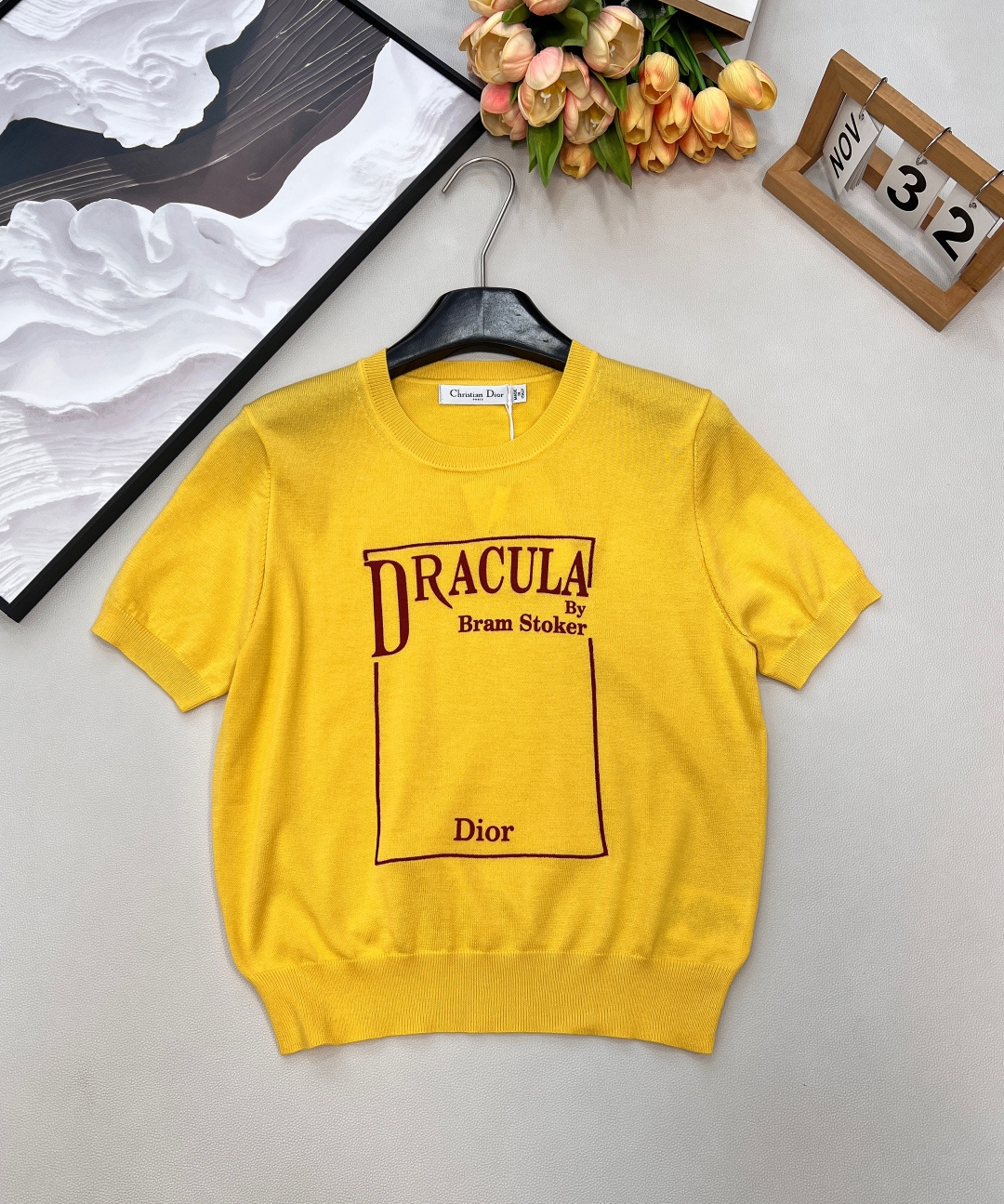 NO:715487,Dior2026 new round neck logo knitted short sleeves, customized YB wool yarn material, soft and skin-friendly, comfortable and stylish, round neck short sleeve tailoring, off-white background color is gentle and skin-friendly, the letters printed on the front are paired with a green-edged square frame design, full of literary flavor and brand ingenuity. Delicate  The knitted fabric is soft, elastic and breathable, and the basic round neck and short-sleeved version is not flattering on the figure. The short cut can also raise the waistline. Wearing it alone is a fresh literary style. When layered with a denim jacket or a knitted cardigan, it can unlock a rich layer of lazy tone and create a proper sense of atmosphere. Complete with three standards and two colors.  Size sml code,,dior,jackets & coats,T-shirt,19860909Dior2026新款圆领徽标针织短袖,定制YB羊毛纱线材质,柔软亲肤,舒适有型,圆领短袖剪裁,米白底色温柔又衬肤,正面印刻的字母搭配绿边方框设计,满溢文学气息与品牌巧思.细腻的针织面料软弹透气,基础圆领短袖版型不挑身形,短款剪裁还能拉高腰线.单穿是清新的文艺风,搭牛仔外套、针织开衫叠穿,又能解锁层次丰富的慵懒腔调,妥妥的穿搭氛围感神器.三标齐全,两色出 尺码sml 编码,,dior,jackets & coats,T-shirt,,Women's clothing