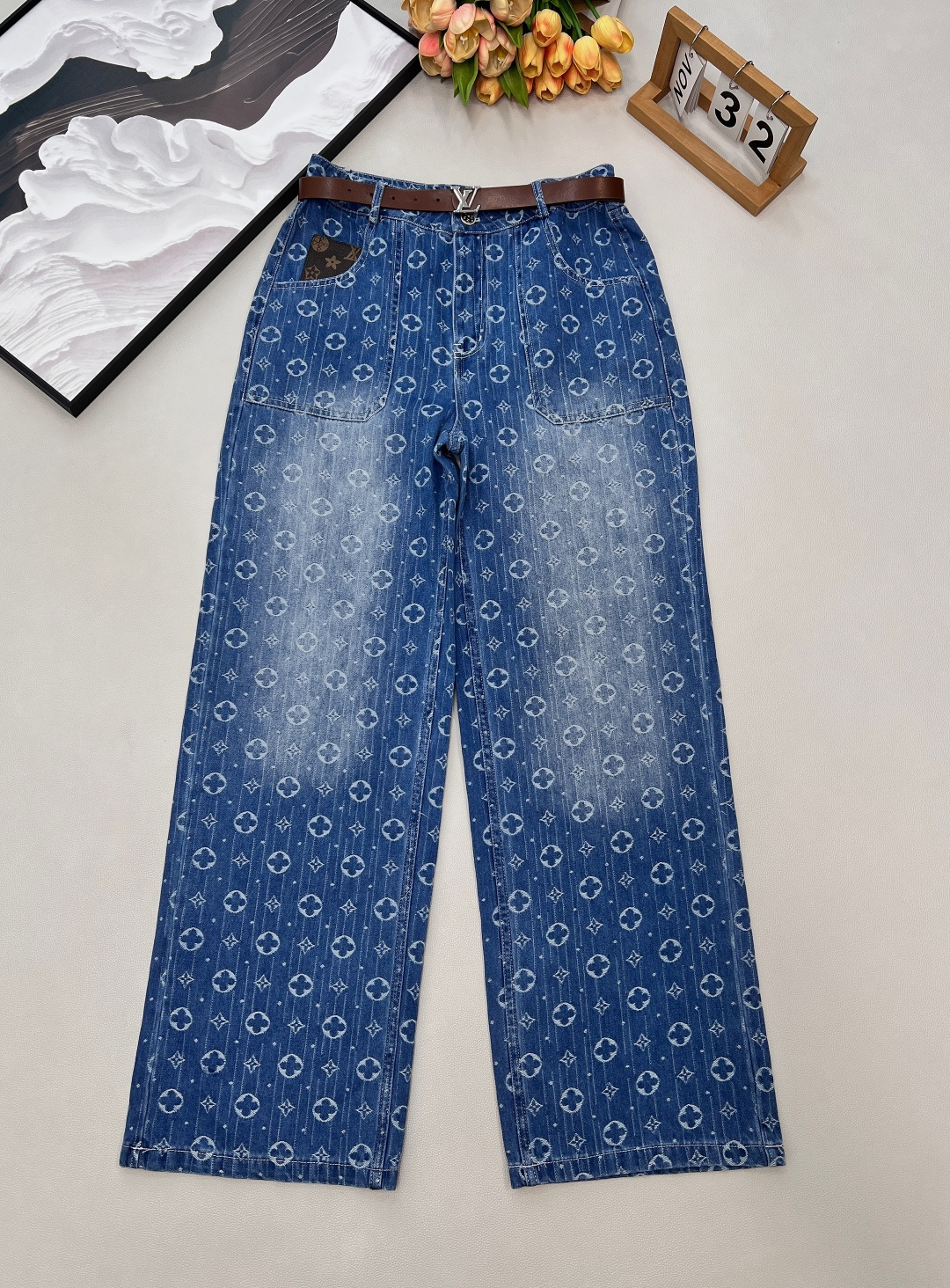 NO:715485,LOUIS VUITTON's classic straight-leg jeans with presbyopic leather belt and high waist design can visually stretch the ratio and perfectly create the golden section line!  Every cut is just right. Imported denim fabric is used, and it is washed with multiple processes to give it a retro and distressed effect. The texture of the fabric is clear, the color is bright, the diagonal plain weave has a prominent texture, and the yarn is tight and fine!  Ykk zippers imported from Japan, customer-supplied logo hardware accessories are very high-quality, straight-leg pants type, and the effect of lengthening the leg lines is first-class to ensure you are the most fashionable!  Very recognizable!  Comfortable and good-looking for daily wear, complete with three standards, large quantities shipped, size SML code, Louis Vuitton, Jeans, Gold,19860909LOUIS VUITTON 经典款老花皮标腰带直筒牛仔裤,高腰设计能够在视觉上很好的拉伸比例,完美打造黄金分割线条！每一处剪裁都恰到好处 采用进口的牛仔面料 重工水洗多道工艺处理, 呈现出复古做旧的效果.面料的面色肌理清晰,色泽明亮 斜路平纹质感突出,支纱紧致细密！ 日本进口Ykk拉链,客供logo五金配件非常有质感 直筒裤型 拉长腿部线条效果一流保证你最fashion ！辨识度很高！ 日常穿着舒适又好看,三标齐全,大货出 尺码sml 编码,,louis vuitton,jeans,gold,,Women's clothing