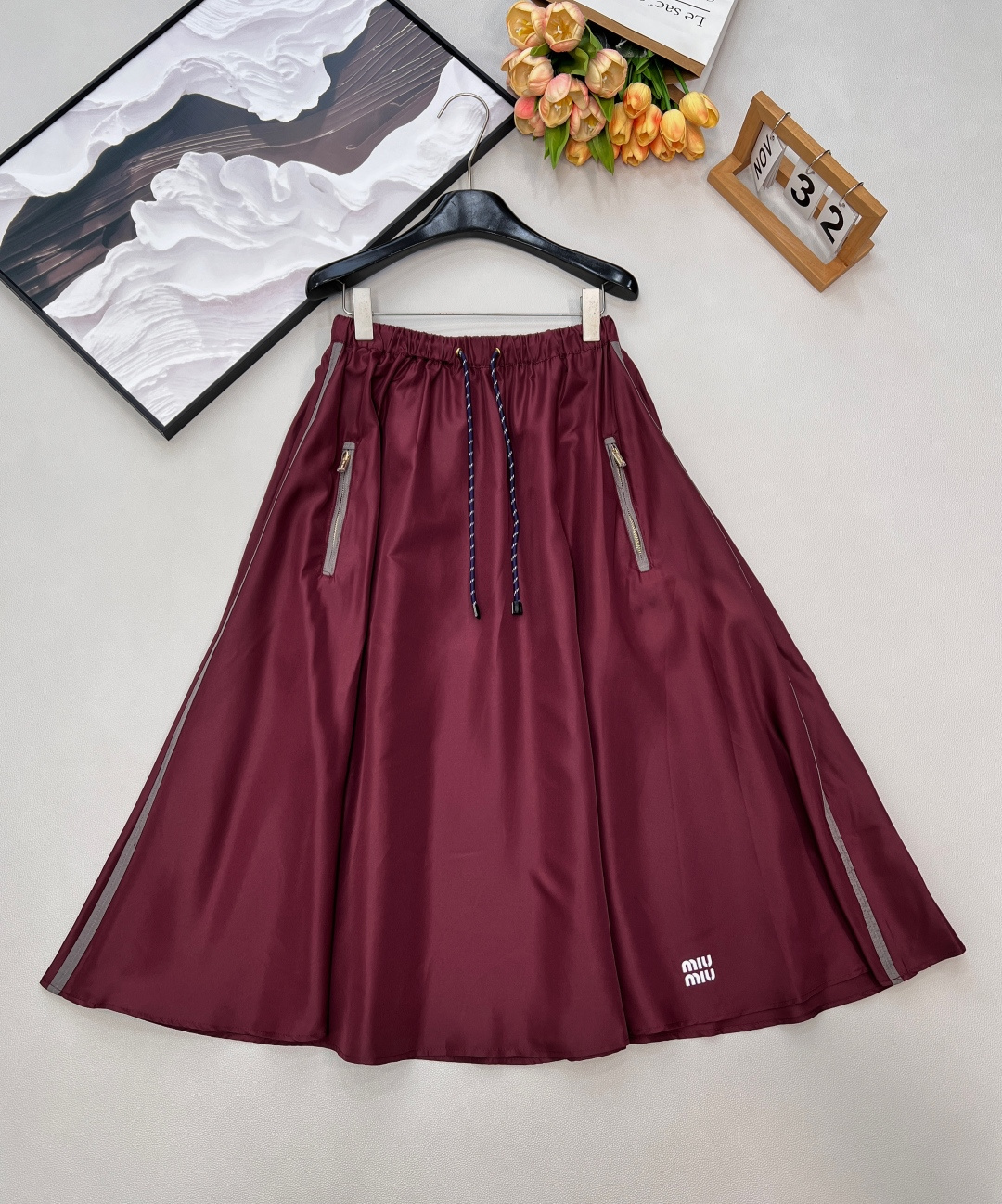 NO:715482,MIU MIU Thin nylon lettered sun protection casual long skirt. The original customized fabric is light, comfortable, breathable and has a great texture. The classic hooded and versatile version has an age-reducing girlish style. It is fashionable and handsome with a leather lip and red webbing, which is sweet and salty!  It’s versatile and doesn’t pick anyone, so don’t miss it if you have a beautiful upper body!  Summer wear is casual and lazy, the retro color design is simple and unique, and it is very wearable!  Super hot style, full of girly feeling, sweet or salty, complete with three standards, large quantity shipped, size sml code, miumiu, skirts, hats,19860909MIU MIU 薄款尼龙字母防晒休闲长裙 原版定制面料轻盈舒适透气质感超赞 经典连帽百搭版型减龄少女风 搭配皮口红色织带时髦帅气可甜可盐！百搭不挑人上身美的不要不要的！ 夏日穿搭随性慵懒感 复古配色设计风格简约独特 实穿性很好！ 超级爆款 元气满满的少女感 可甜可盐 ,三标齐全,大货出 尺码sml 编码,,miumiu,skirts,hats,,Women's clothing