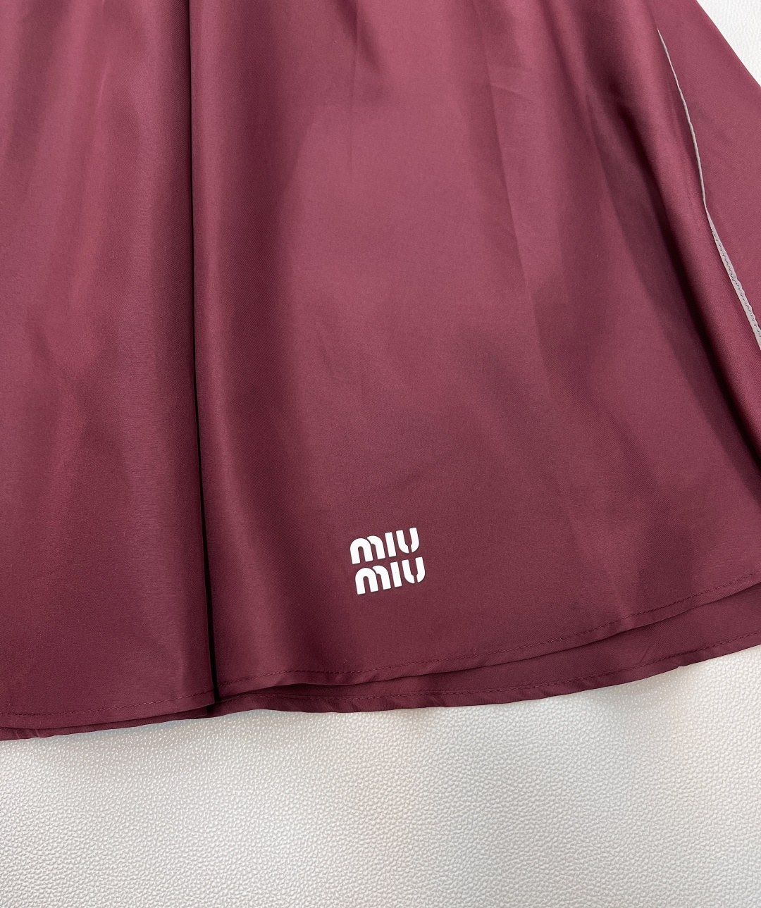 🆕MIU MIU 薄款尼龙字母防晒休闲长裙原版定制面料轻盈舒适透气质感超赞 经典连帽百搭版型减龄少女风 