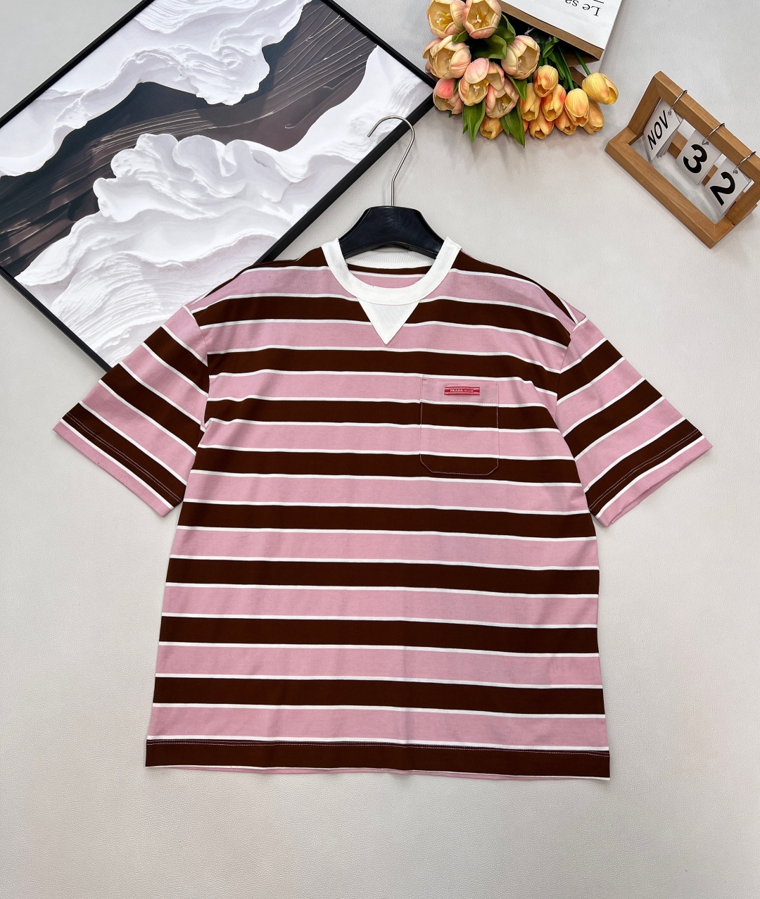 NO:715479,PRADA Letter Patch Pocket Stripe Contrast Color Short Sleeve T-shirt | Contrast color aesthetics on the high street, defining summer style. Bold collision of brown stripes, embellished with PRADA letter patch, instantly breaks the monotony, and you are the focus of the street!   High-quality cotton fabric, comfortable and breathable; three-dimensional tailoring silhouette, neat and not flattering on the figure. Pocket design is both practical and fashionable. One piece unlocks a variety of wearing scenarios - match with jeans for a casual style, mix with suit pants for a high-end casual feel. The loose-fitting design is simple yet fashionable, and can be easily controlled by any figure. The pocket design is both practical and individual. The upper body shows style, and it is easy to choose the high-end style for men and women!  Three standards are complete, large quantities are shipped, size sml code, prada, jeans, T-shirt, tees, t-shirt, business suit,19860909PRADA 字母贴布口袋条纹撞色短袖T恤 | 高街撞色美学,定义夏日型格 棕色条纹大胆碰撞,PRADA字母贴布点缀,瞬间打破单调,街头焦点非你莫属！  优质棉感面料,舒适透气；立体剪裁廓形,利落不挑身材.口袋设计兼顾实用与潮流感.  一件解锁多种穿搭场景——搭配牛仔裤率性不羁,混搭西装裤碰撞高级休闲感.  宽松版型设计上身简单又不失时髦感 不管什么身材都可轻松驾驭 实穿率超高.口袋设计,兼具实用与个性.上身即显型格,轻松拿捏高级感男女同款！三标齐全,大货出 尺码sml 编码,,prada,jeans,T-shirt,tees，t-shirt,business suit,,Women's clothing