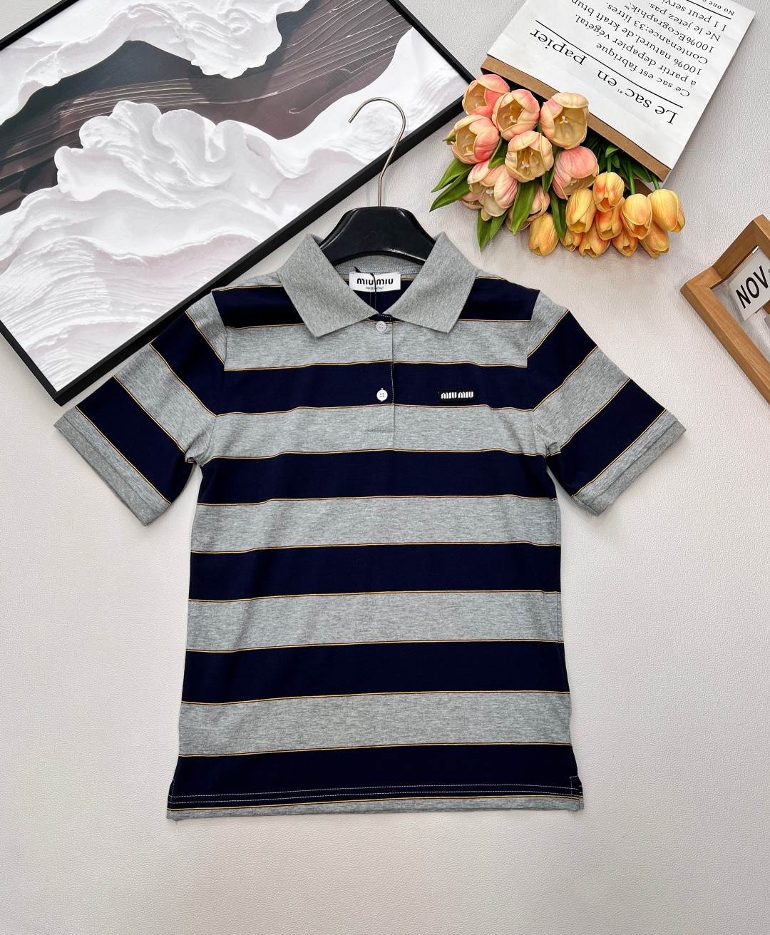 NO:715833,Miumiu2026 new lapel striped short sleeves, customized YB native cotton material, soft and waxy texture, comfortable and skin-friendly, navy blue and gray striped short sleeves, a perfect collision between sweet girl style and retro college style. The wide striped color scheme is calm but energetic, and the simple collar is matched with exquisite style  The brand's small label gives a girlish feel in every detail. The soft and waxy fabric is skin-friendly and textured, and the slim fit outlines the body shape. Whether it is paired with a skirt to create a sweet and trendy look, or paired with jeans for a casual and casual style, it can become a dazzling presence in the outfit. The three labels are complete, and the goods are shipped in large quantities.  Size sml,,miumiu,skirts,jeans,T-shirt,19860909Miumiu2026新款翻领条纹短袖,定制YB原生全棉材质,软糯质地,舒适亲肤,藏蓝灰条纹短袖,是甜妹风与复古学院风的完美碰撞.宽条纹配色沉稳又不失活力,简约的领搭配精致的品牌小标,细节处尽显少女感.软糯的面料亲肤又有质感,修身的版型勾勒身形,不管是搭配半身裙打造甜美元气造型,还是配牛仔裤走休闲随性路线,都能成为穿搭里的亮眼存在.三标齐全,大货出 尺码sml 编,,miumiu,skirts,jeans,T-shirt,,Women's clothing