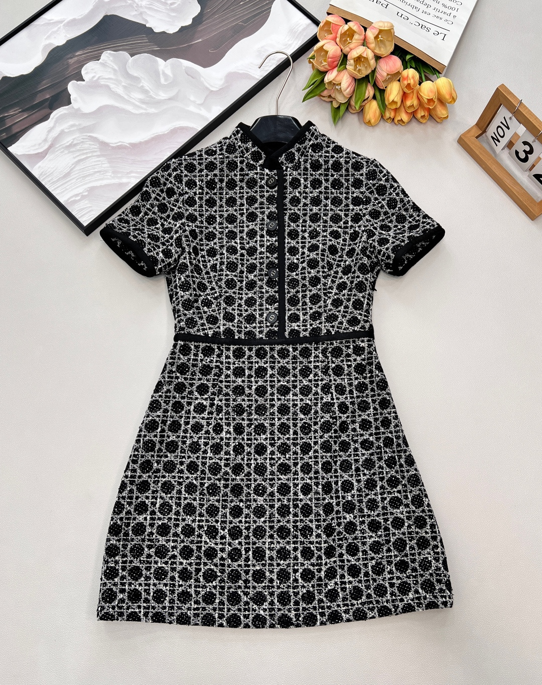 NO:715827,DIOR's new cannage pattern short-sleeved dress | A romantic encounter between classic and girly. With the iconic cannage pattern as the core element, the black and white intertwined texture has retro and elegant genes, which is a classic accent that you can fall in love with at first glance. The stand-up collar + contrasting color binding design is neat and exquisite, and the single-breasted button embellishment adds a layer of detail; the combination of the waist cut and the A-line skirt retains the elegant feeling of a small fragrance, but also incorporates a smart girly atmosphere.  The short-sleeved style is refreshing and suitable for spring and summer. Whether it is an afternoon tea date, a get-together with friends or a light workplace commute, you can easily become the 'elegant and well-dressed' one among the crowd. Complete with three standards, large quantities are shipped. Sizes smlXL code, dior, skirts, T-shirt,19860909DIOR新款藤格纹短袖连衣裙 | 经典与少女感的浪漫邂逅,以标志性藤格纹为核心元素,黑白交织的肌理自带复古优雅的基因,是一眼就能爱上的经典腔调. 立领+撞色包边设计利落精致,单排扣点缀增添细节层次；收腰剪裁与A字裙摆的组合,在保留小香风贵气感的同时,又融入了灵动的少女气息. 短袖版型清爽适配春夏,无论是下午茶约会、闺蜜小聚还是轻职场通勤,都能让你轻松成为人群里「优雅又会穿」的那一个三标齐全,大货出 尺码smlXL 编码,,dior,skirts,T-shirt,,Women's clothing