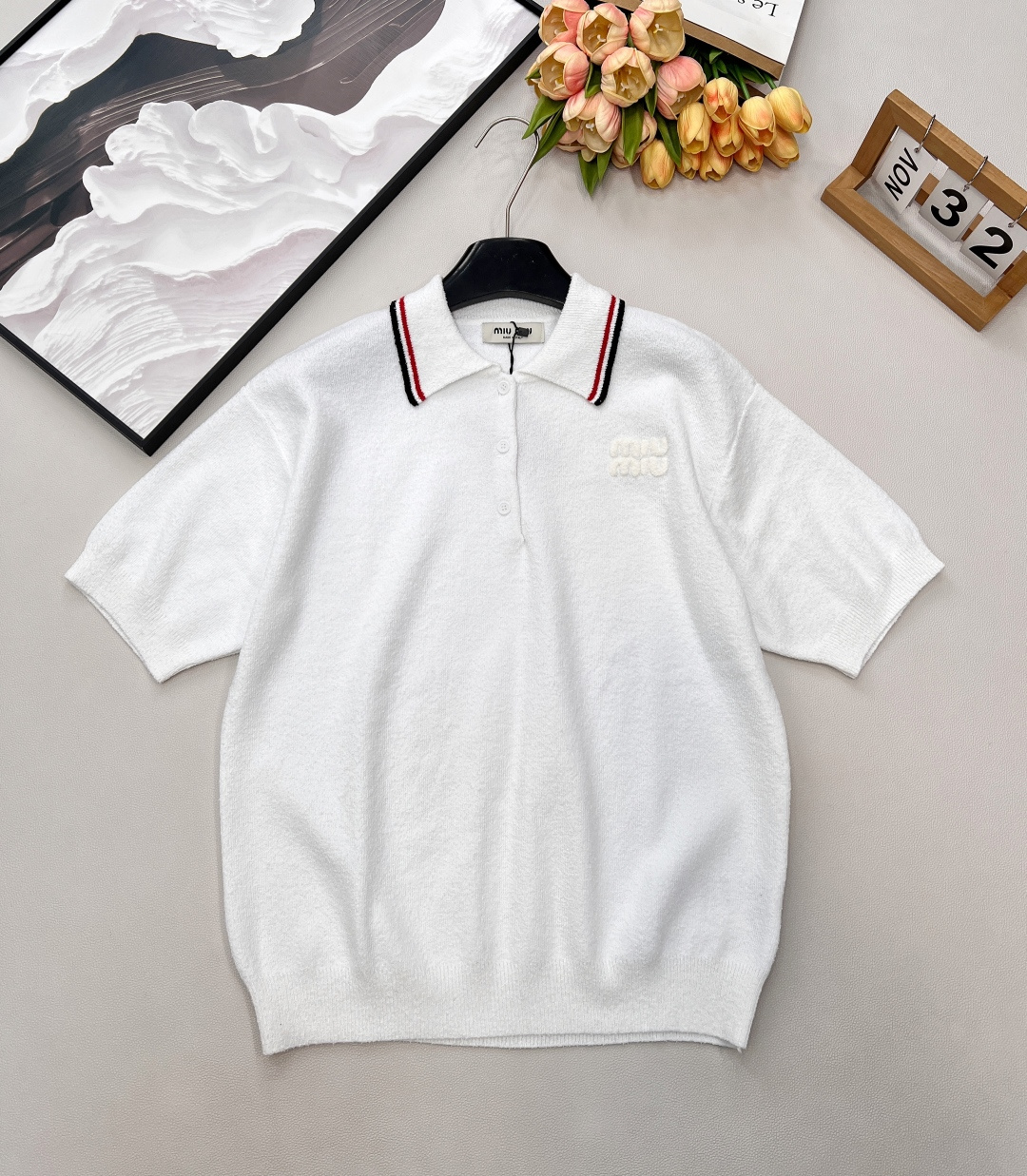 NO:715824,MIU MIU letter patch lapel knitted short sleeves, logo embroidered on the chest, fresh color scheme, super white tone, polo collar, fashionable and classy upper body!  Bai Fumei must enter!  Pair it with any bottoms to give you a summer oxygen hottie vibe!  I love the fresh and elegant color scheme!  You can’t miss this knitted sweater!  The simple college-style design is really eye-catching, and it looks great whether worn alone or layered!  Slightly loose fit, casual and lazy on the upper body, complete with three labels, large quantity shipped, size sml, code M, miumiu, T-shirt,19860909MIU MIU 字母贴片翻领针织短袖 胸前刺绣logo 清新配色 超级显白的色调 polo领时髦 上身巨气质！白富美必入！ 随意搭配任意下装都超有夏日氧气辣妹氛围感！清新大方的配色太爱了！ 一定不能错过这件针织衫！简洁的学院风设计真的很耐看,不论是单穿叠穿都很出彩！ 微宽松版型上身随意慵懒,三标齐全,大货出 尺码sml 编码M,,miumiu,T-shirt,,Women's clothing