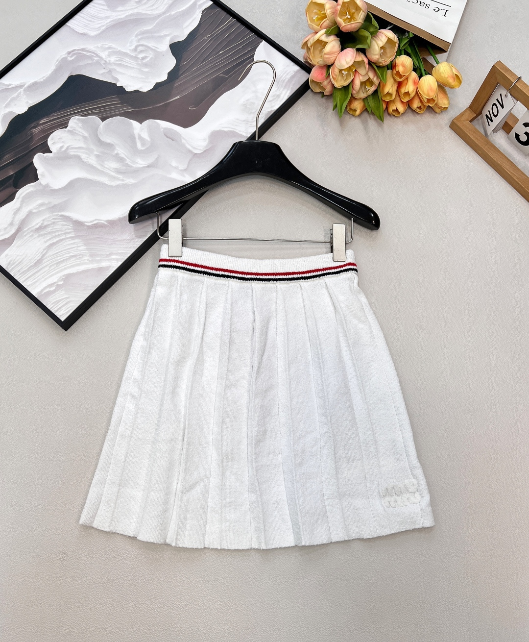 NO:715818,The new spring and summer MIU MIU letter knitted waist pleated skirt has an age-reducing college style that shows off the sweetness and cuteness of the long legs. It is easy to have a small waist and long legs. This piece is very suitable for daily dating or commuting to work and school. I think the basic matching sense and scheming are just right for sweet and spicy balance. The A version of the skirt has a super good shape, and the elongated proportions show long legs. It is a must-have item for sisters to go out and get together!  All three standards are complete, large shipments, size, sml code, miumiu, skirts,19860909春夏新款 MIU MIU 字母针织腰百褶半裙 减龄学院风甜美可爱大长腿尽显,小蛮腰大长腿那都是信手拈来的事 日常约会 或者通勤上班上学的这件适配度都非常高 基础搭配感和心机度都是我觉得甜辣平衡的刚刚好 A版的裙摆裙型超级好,拉长比例显腿长 姐妹出街聚会必备单品元气满满！三标齐全,大货出 尺码sml 编码,,miumiu,skirts,,Women's clothing