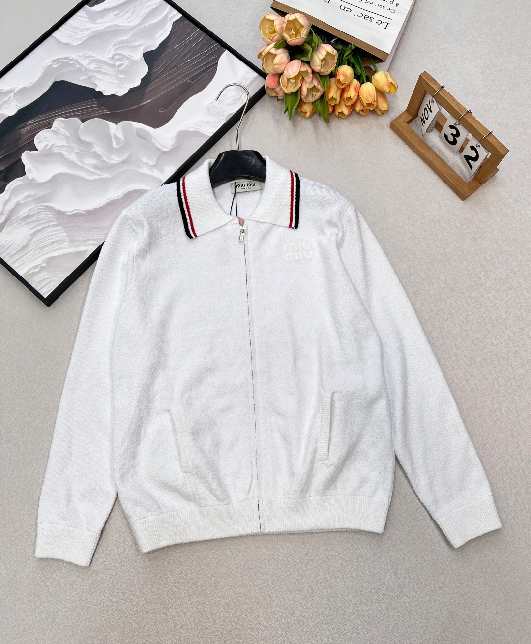 NO:715812,MIUMIU college-style crocheted letter knitted cardigan. Customized YB yarn weaving. Soft and comfortable, stylish and slim. V-neck knitted cardigan cut. The collar and cuffs are decorated with hemming stripes. Exquisite and eye-catching. The crocheted lettering decoration on the chest shows miu's best temperament and college style. It adds a gentle Korean literary atmosphere. Perfect for layering in autumn and winter. An essential cardigan item for early autumn. I like this kind of loose sweater, the looser it is, the looser it looks!  Three standards are complete, large quantities are shipped, size sml code, miumiu, sweaters,19860909MIUMIU 学院风钩花字母针织开衫 定制YB纱线织造 柔软舒适 洋气显瘦 V领针织开衫剪裁 领口袖口饰以包边条纹 精致亮眼感拉满 胸前钩花字母装饰 展现miu最拿手的气质学院风格 增添韩式温柔文艺气息 秋冬内搭叠穿都完美 初秋穿搭必不可少的开衫单品 喜欢这种宽松松的毛衣越宽松才显得松弛好看！三标齐全,大货出 尺码sml 编码,,miumiu,sweaters,,Women's clothing