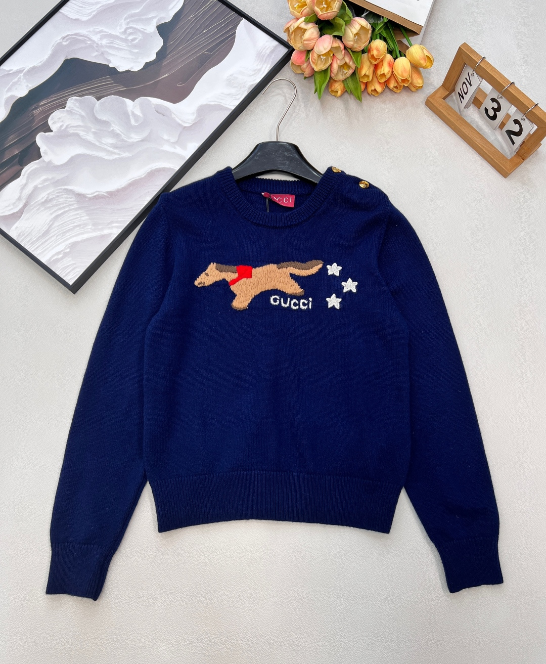 NO:716189,Gucci 2026SS new navy blue puppy embroidered sweater. The navy blue color has a retro college feel. It is a versatile item in the autumn and winter wardrobe!  Highlights of the details - The running puppy pattern on the three-dimensional animal embroidery chest adopts full three-dimensional embroidery technology, with playful red bow tie and star embellishment, which is lively, cute and full of childlike interest. - Exquisite metal buttons are embellished with iconic metal buttons on the shoulders, injecting luxurious details into the simple version, showing nobility in every gesture. - Ribbed edge design The neckline, cuffs and hem are all made of high-elastic ribs, which fit the body shape without sagging, and remain crisp and stylish after long-wearing. -  Soft, waxy, skin-friendly fabric and fine knitted fabric with both warmth and breathability. It is comfortable to wear against the skin without being tied. It is suitable for single or layered wear in autumn and winter. Complete with three standards, large quantities are shipped. Sizes are sml, gucci,19860909Gucci 2026SS新款藏青小狗刺绣针织衫,藏青色调自带复古学院感,是秋冬衣橱里的百搭王炸单品！ 细节亮点 - 立体动物刺绣胸前奔跑的小狗图案采用饱满的立体刺绣工艺,搭配俏皮红领结与星星点缀,生动可爱又充满童趣. - 精致金属纽扣肩部点缀标志性金属纽扣,为简约版型注入奢华细节,举手投足间尽显贵气. - 罗纹收边设计领口、袖口与下摆均采用高弹罗纹,贴合身形不松垮,久穿依旧挺括有型. - 软糯亲肤面料细腻针织面料兼具保暖性与透气性,贴身穿舒适不扎,秋冬单穿、叠穿都适配.三标齐全,大货出 尺码sml 编,,gucci,,Women's clothing