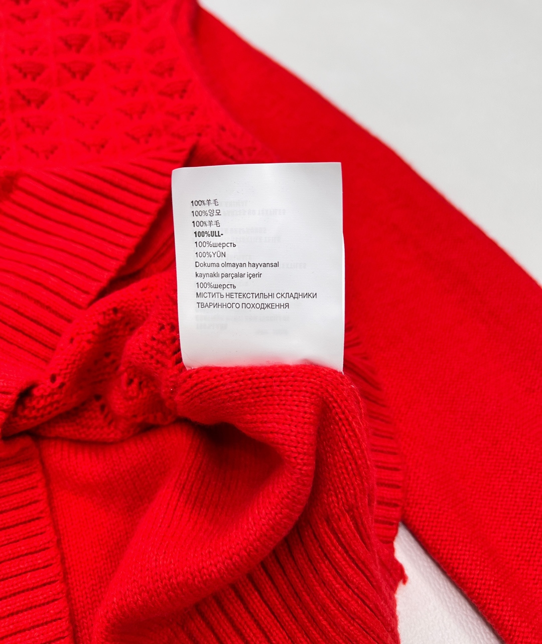 🆕Miu Miu 2026秋冬新年红镂空针织开衫，一抹明媚新年红，是点亮秋冬衣橱的氛围感神器！ 💖 细节